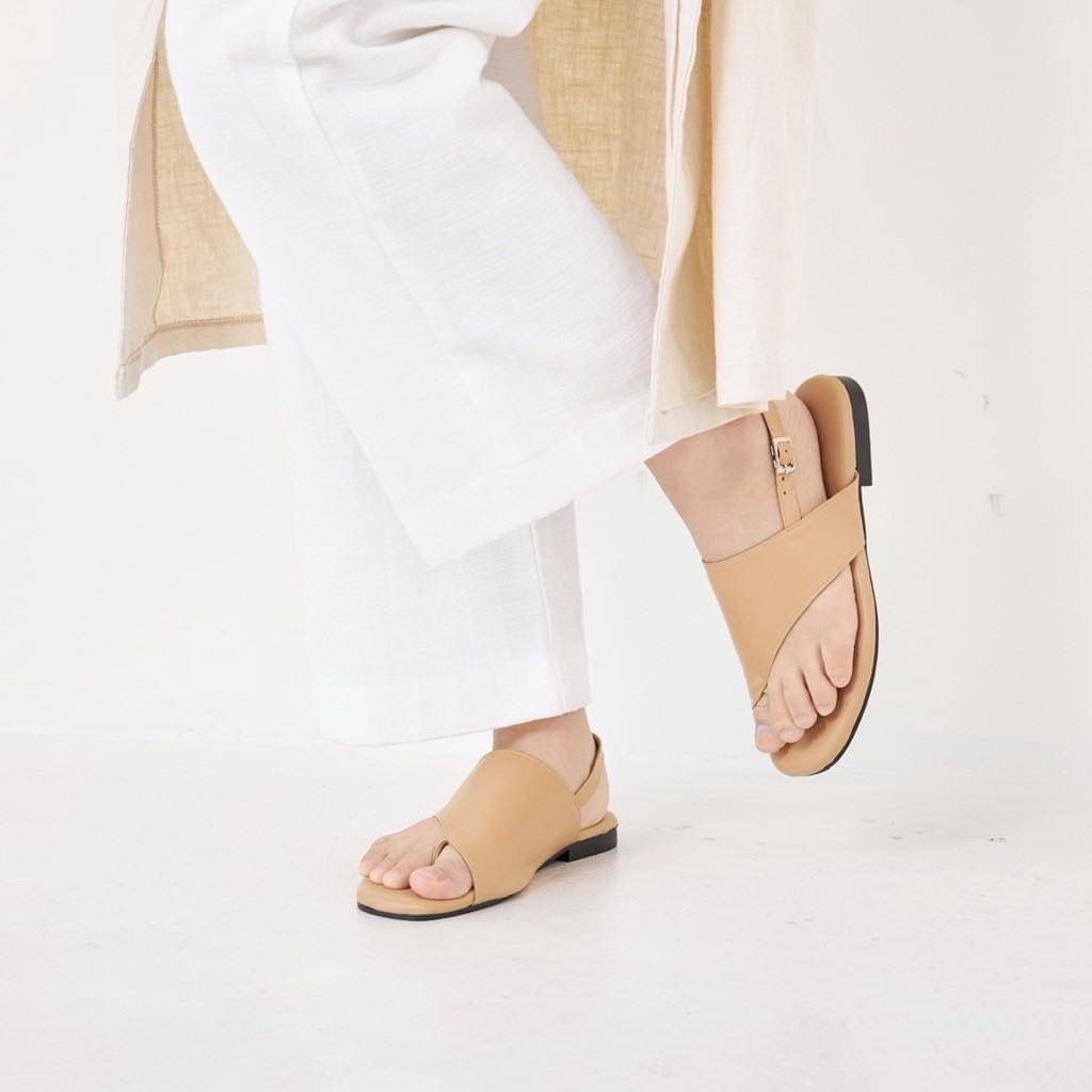 Korea style แบบใหม่รับซัมเมอร์จ้า แตะรัดส้น ทรงคาดหน้าไขว้ น่ารักมากคะ งานสวยมากจริงๆ พื้นนิ่มเบาสบาย ใส่ได้ทุกวันค่ะ