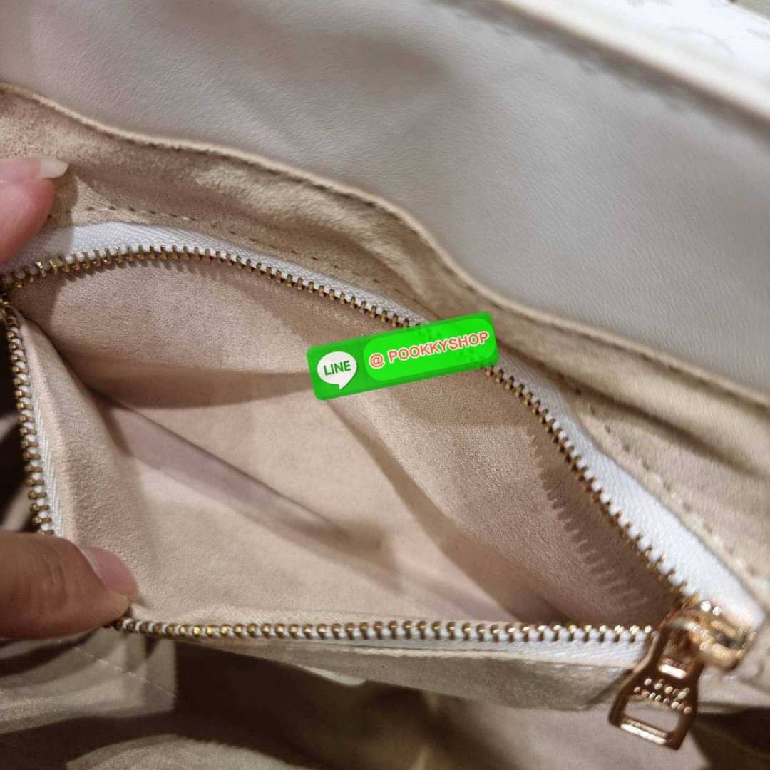 NEW ITEM!! LV CROSSBODY BAG WITH GWP กระเป๋าสะพายข้างพรีเมี่ยมกิ๊ฟ สีสวย คุณหนูสไตล์สุดๆ วัสดุหนังแคนวาส เปิด-ปิดกระเป๋าด้วยกระดุมแม่เหล็ก ภายในเป็นช่องโล่ง มีช่องซิปและช่องแยกให้ ใส่ของใช้สำคัญได้สบายๆ มือถือ พาวเวอร์แบงค์ เครื่องสำอางค์ ของจุกจิกได้หมดจ