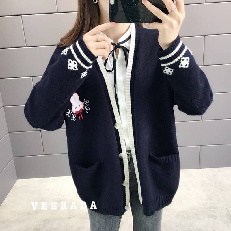 🌸New Collection🌸 Veerada Bunny Cute แน่นอนว่าเริ่มจะเข้าสู่ฤดูหนาวแล้ว ทุกคนก็ต้องไม่พลาดสรรหาเสื้อคลุมกันหนาว อบอุ่น ดูดี และราคาถูก ซึ่งหาได้ไม่ยาก เพราะเราเลือกแต่สิ่งดีๆ มีคุณภาพสูงราคาเบา อย่างเช่นตัวนี้เลยค่ะ ตัวใหญ่นิดหน่อย มีกระเป๋