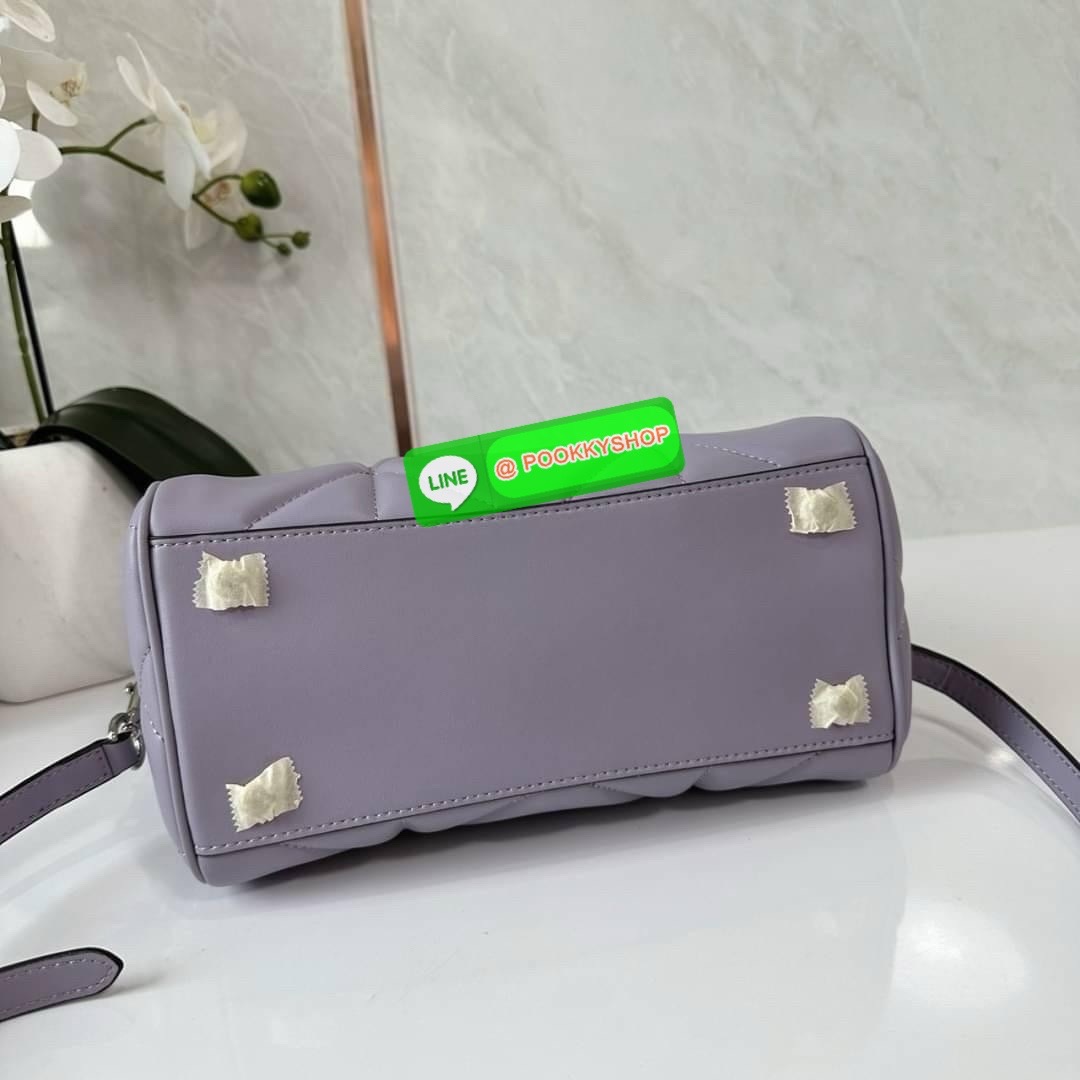 Coach Rowan Satchel With Puffy Diamond Quilting (CJ160) 🔖กระเป๋าทรงหมอนรุ่นใหม่ล่าสุดสัมผัสนุ่มมือ 🔖วัสดุ : Nappa leather (หนังแนบปา) 🔖เปิด-ปิดด้วยซิปแบบโลหะ ภายในช่องโล่งกว้าง ใส่กระเป๋าสตางค์ใบยาวได้ มีหมุดรองฐานอยู่ทรง 🔖