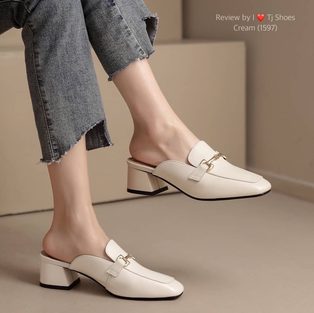 พร้อมส่งรุ่นนี้เก๋มาก ขายดีมากบอกเลยจ้า รองเท้านำเข้า หนังนิ่มมากๆ สวมใส่ง่ายใส่สบาย จับแมทกับชุดง่าย ใส่แล้วดูดีดูเกร๋มากๆ แถมใส่ได้ตลอด ไม่มีเอ้าท์ ของจริงงานดี สวยตรงปกแน่นอน เพราะทางร้านถ่ายรูปจากสินค้าจริง สวยเป๊ะมาก ควรมีไว้เป็นคู่โปรด เป็นรุ่นที่ทา