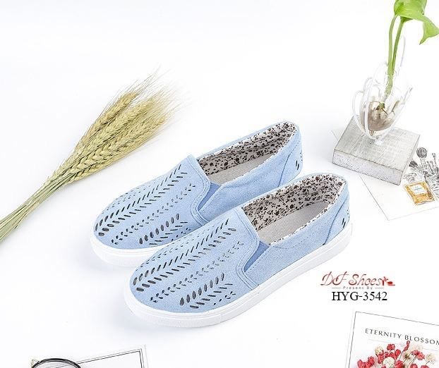 สินค้าพร้อมส่ง รองเท้าลำลองนำเข้า วัสดุผ้าสักหลาดฉลุ ระบายอากาศดี ด้านในซับในด้วยผ้า พื้น PU กระชับเท้าค่ะ