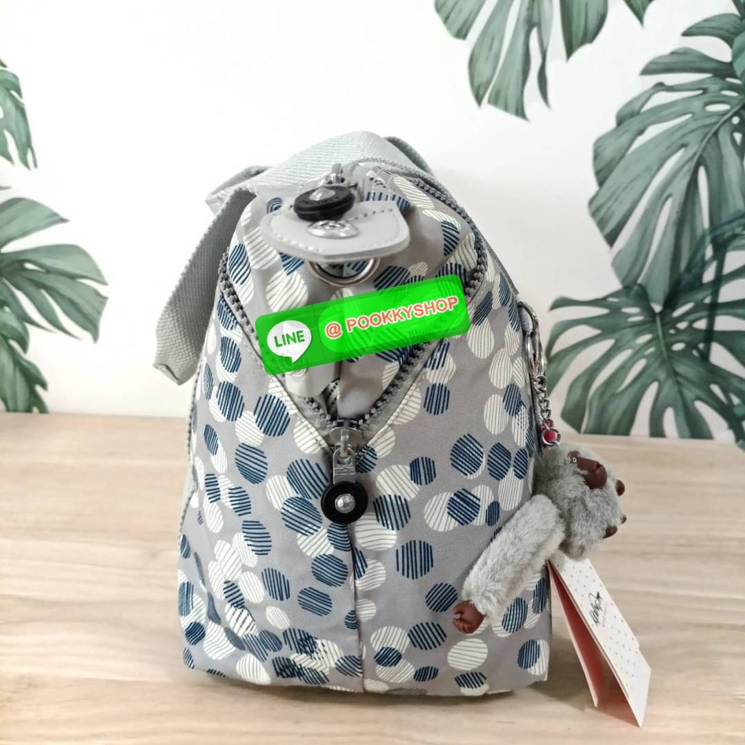 KIPLING Art Medium Tote Bag กระเป๋าเป้สะพายหลัง วัสดุด้านนอก Nylon +polyester กระเป๋ารุ่นฮิตตลอดกาล จาก kipling ลายใหม่ -ด้านหน้ามีช่องแยกใส่ของใช้เล็กๆน้อย 2 ช่อง -ช่องหลักโล่ง กว้าง จุของได้เยอะมาก พร้อมสายคล้องพวงกุญแจและช่องซิปแยกด้านข้างผนังกระเป๋า -