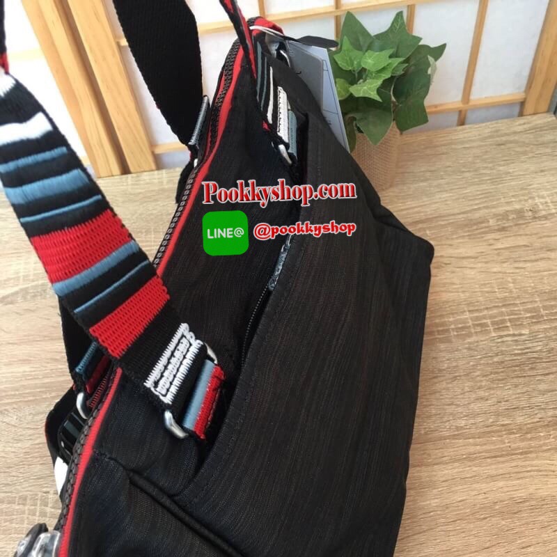 KIPLING AMIEL K15371 กระเป๋า KIPLING มาพร้อมพวงกุญเเจที่เป็นเอกลักษณ์ของเเบรนด์ เปิดปิดด้วยซิป มีสายยาว ถอดสายและปรับความยาวได้ น้ำหนักเบา ทำความสะอาดง่าย ช่องด้านในมีสายเกี่ยวกุญแจ ช่องซิปเล็กด้านใน แนะนำควรมีเลยค่า