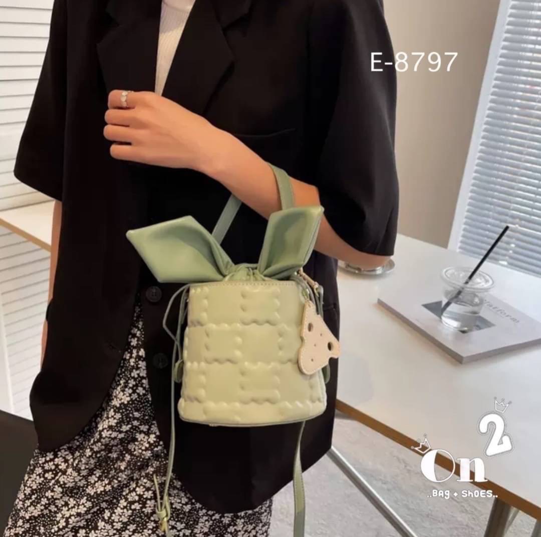 กระเป๋าสะพายแฟชั่นทรงถัง เปิดปิดแบบหูรูด มัดเป็นโบว์น่ารักมากค่ะ มาพร้อมสายสะพายยาว จะถือหรือสะพายก็เริ่ดคร่า