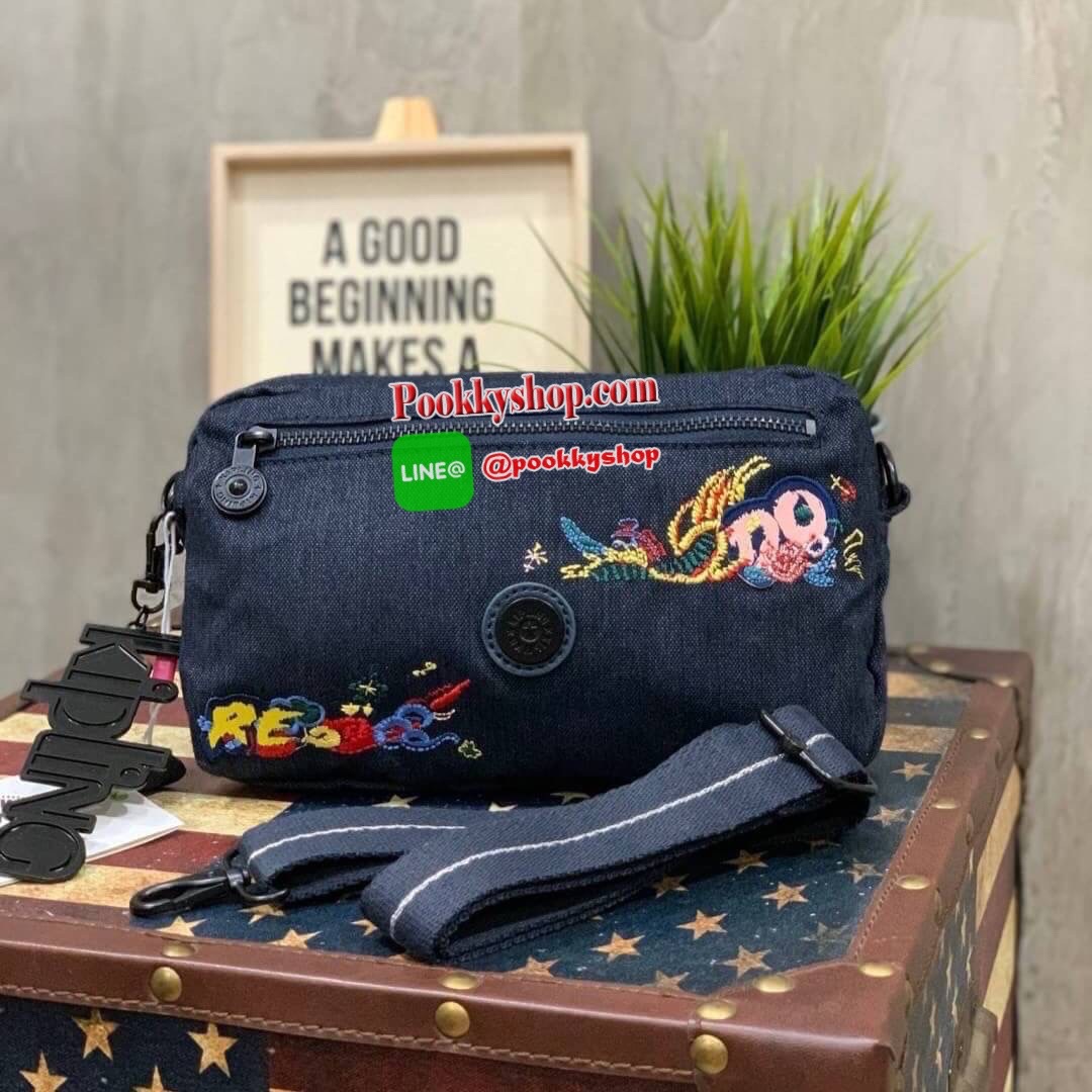 KIPLING HALIMA CROSSBODY AND BELT BAGS ใหม่ล่าสุดกับคอลเลคชั่น Angel Chen นักดีไซน์เนอร์ชื่อดัง รุ่นนี้เป็นได้หลากหลายสไตล์ ไม่ว่าจะเป็นสะพายข้าง สะพายไหล่ หรือจะเป็นแบบคาดอกหรือคาดเอว ให้คุณได้เลือกสวมใส่ได้ตามสไตล์ของคุณ ด้านหน้าและด้านหลังเป็นงานปักที่