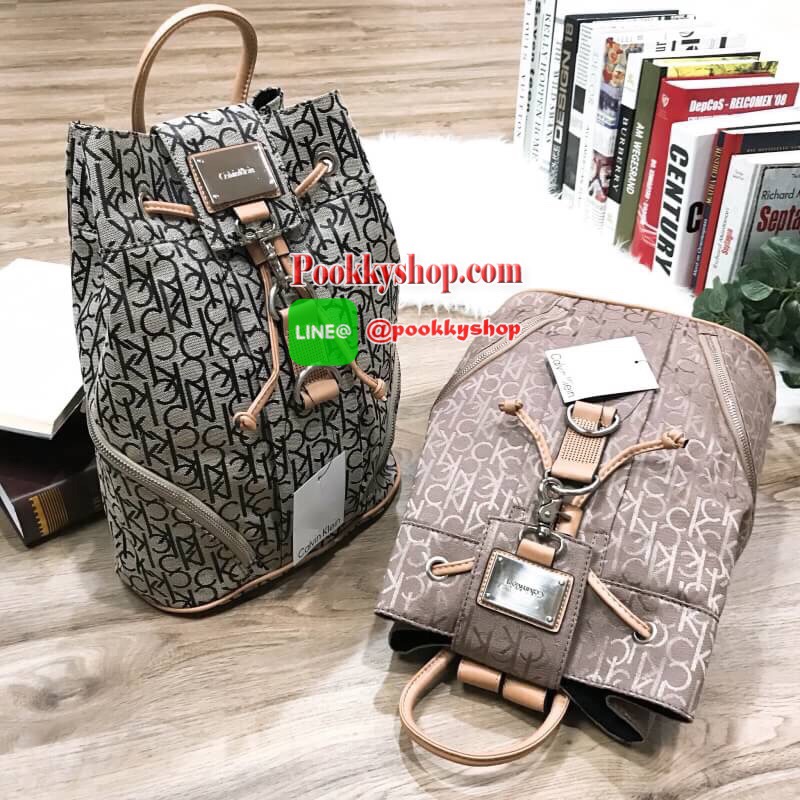 พร้อมส่ง NEW! CALVIN KLEIN JEANS BACKPACK BAG กระเป๋าสะพายรุ่นใหม่ล่าสุดจาก Calvin Klein Jeans วัสดุ Canvas + Polyester 100% คุณภาพดีเนื้อหนาพิมพ์ลายCk รอบใบ เปิดปิดด้วยฝาปิดประดับโลโก้อะไหล่เงิน ด้านข้างมีช่องซิป ภายในมีโลโก้ ช่องซิป ช่องมือถือ ใส่ ipad