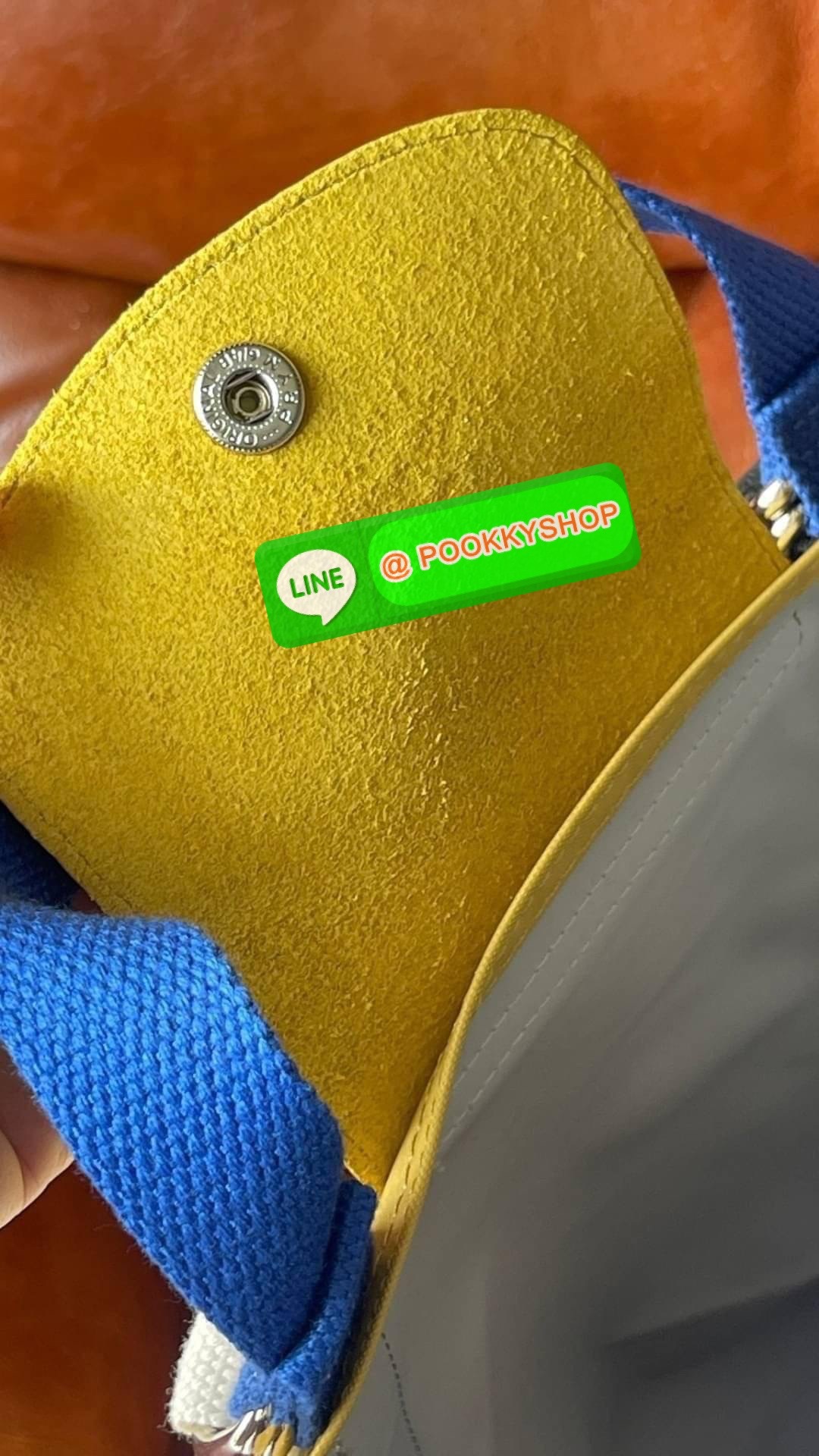 💕LONGCHAMP LE PLIAGE RE-PLAY Tote bag S เป็นอีกรุ่นที่น่าสนใจในการออกแบบ กระเป๋าโท้ทแนวตั้งที่กว้างขวางมีน้ำหนักเบา ใช้งานได้จริง ปิดด้วยกระดุมแป๊กและสามารถถือด้วยมือ สะพายไหล่ และสะพายข้างลำตัว Le Pliage Re-Play เวอร์ชันใหม่นี้ยังคงเติมชีวิตชีวา