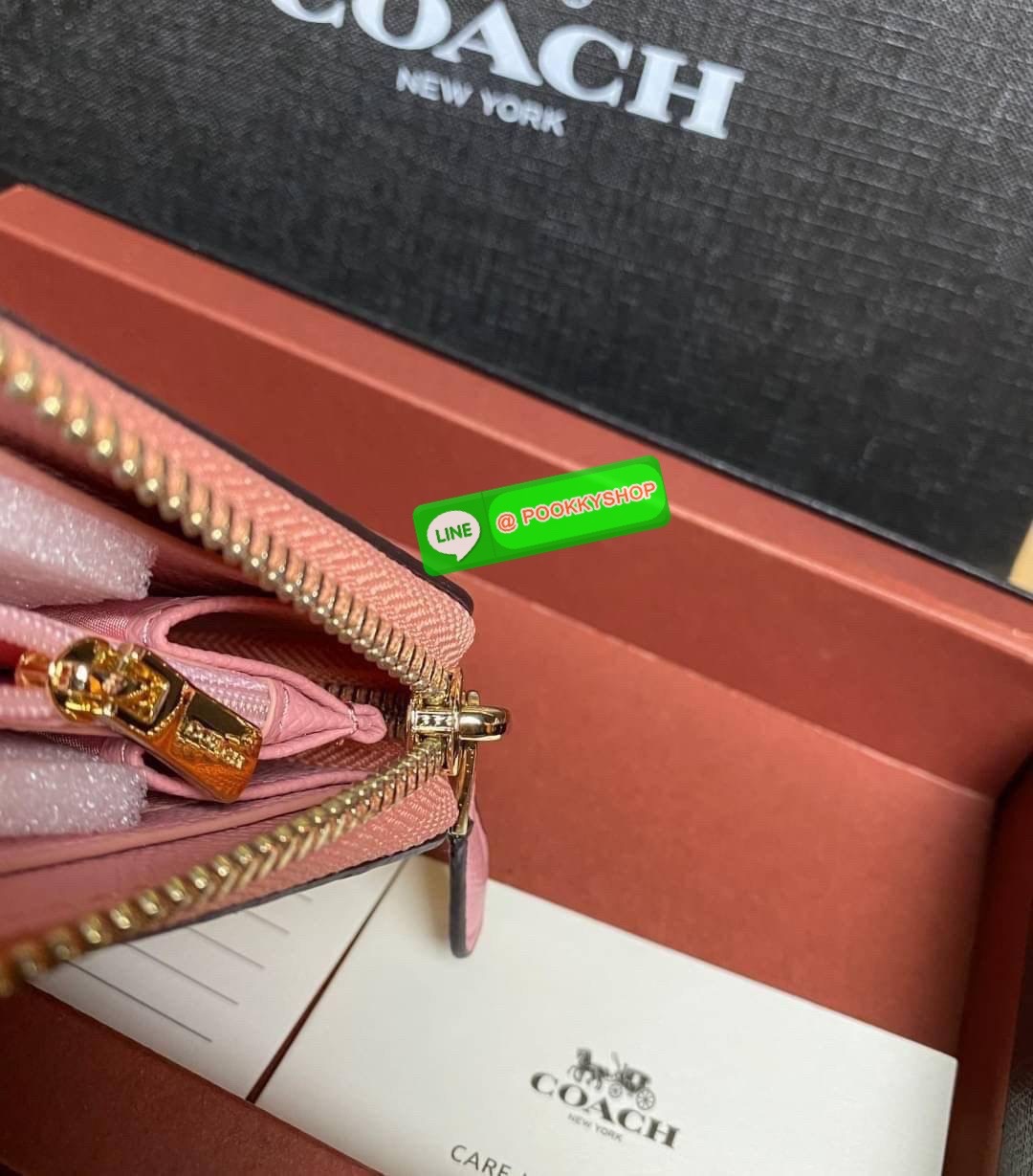 พร้อมส่ง 📌อุปกรณ์มาพร้อมกล่อง/แคร์การ์ด/ถุงกระดาษ/พวงกุญแจ COACH ACCORDION ZIP WALLET IN SIGNATURE CANVAS กระเป๋าสตางค์ใบยาว ซิปรอบ ใช้งานง่าย ด้วยฟังค์ชั้น ด้านใน ใส่บัตรได้จุใจ มีช่องซิปใส่เหรียญตรงกลาง โดนใจหลายๆคนไปเรียบร้อยและคลาสสิค เรียบหรู