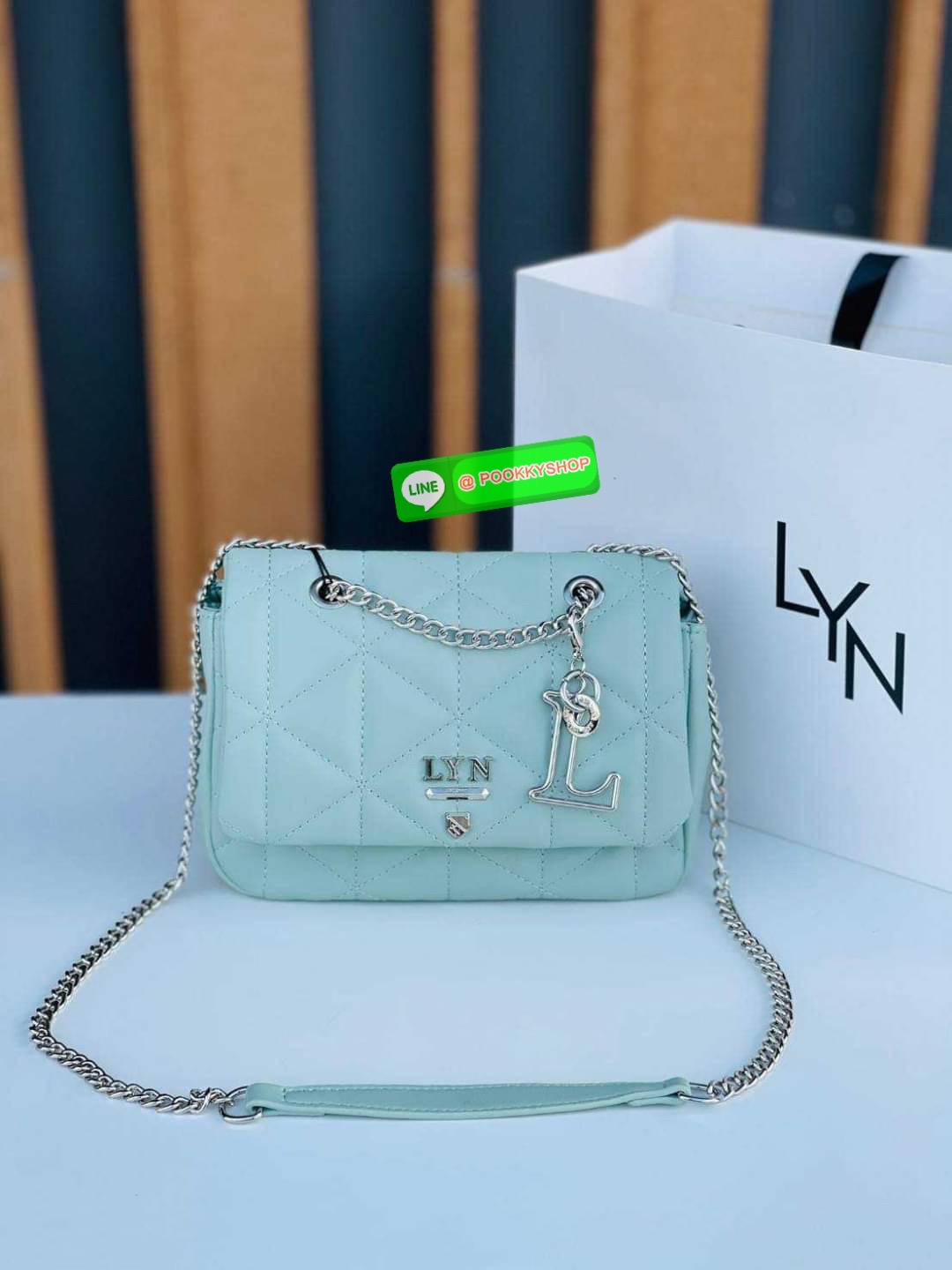 Lyn ลายตารางสุดฮิต หนังนิ่ม ตั้งอยู่ทรง ประดับพวงกุญแจรูปตัว L เปิดปิดด้วยกระดุมแม่เหล็ก สะดวกใช้