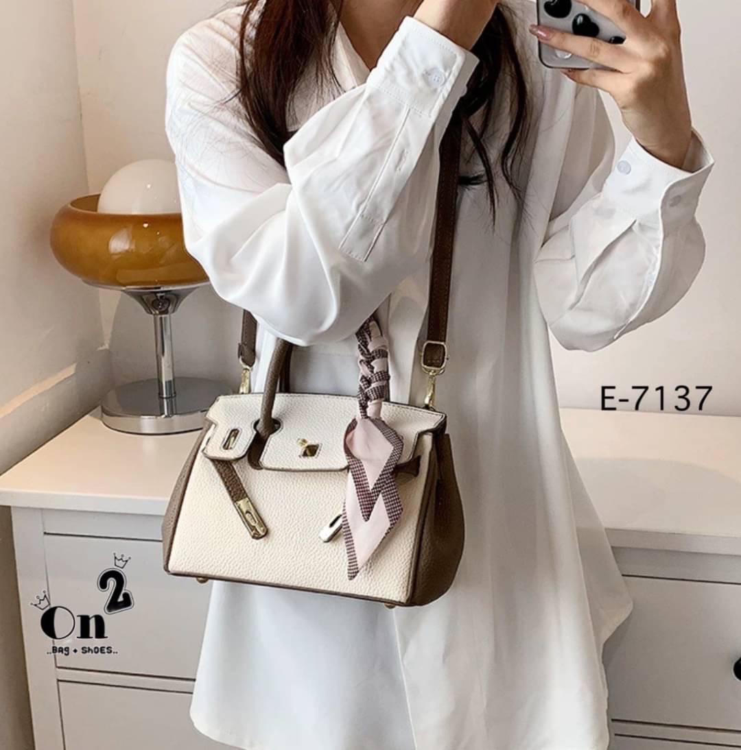 New arrivals🥳🥳 กระเป๋าแฟชั่นมาใหม่ ทรง Birkin งานสไตล์แบรนด์ เปิดหน้าอะไหล่ทอง ทรงสวยน่าใช่มากค่ะ มาพร้อมสายสะพายยาวแบบครอสบอดี้
