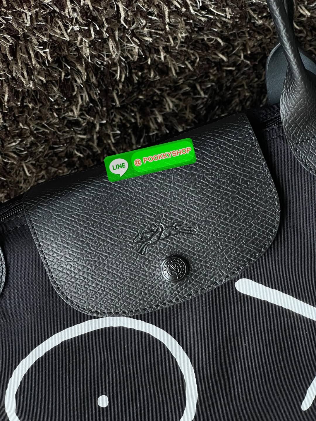 ð Longchamp x AndrÃĐ Le Pliage Large Shoulder Bag āļāļāļĨāđāļĨāļāļāļąāđāļāļŠāļļāļāļāļīāđāļĻāļĐāļāļēāļāļĨāļāļāļāļāļāļāđ âLongchamp & AndrÃĐâ āļāļĩāđāļĄāļĩāļĻāļīāļĨāļāļīāļāļāļĢāļēāļāļīāļāļĩāđāļāļ·āđāļāļāļąāļ āļāļąāļāđāļāļĢ āļāļēāđāļĢāļ§āļē (Mr. AndrÃĐ Saraiva) āđāļāđāļēāļāļāļāļāļēāđāļĢāļāđāļāļāļĢāđāļāļēāļĢāđāļāļđāļāļŠāļļāļāļĢāđāļēāđāļĢāļīāļāļāļĒāđāļēāļ âāļĄāļīāļŠāđāļāļāļĢāđāđāļ (Mr. A)â āļĄāļēāļĢāđāļ§āļĄāļāļāļāđāļāļāļāļĢāļ°āđāļāđāļēāļāļāļĨāđāļĨāļāļ