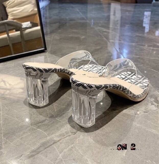 มาคร่า รองเท้าส้นสูงส้นแก้วหน้าใสพื้นลายสไตล์แบรนด์ สูง 7 cm สวยสูงสง่าดูแพงดูดีมากค่ะ