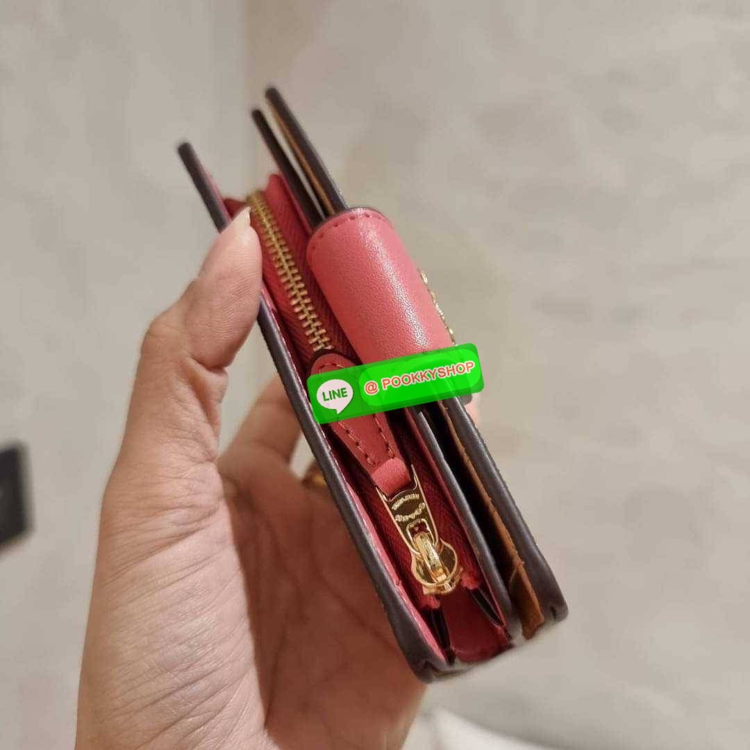 COACH C8730 MEDIUM CORNER ZIP WALLET IN SIGNATURE CANVAS WITH WILDFLOWER PRINT คอลเลคชั่นใหม่ กระเป๋าสตางค์ใบกลาง ดีไซน์ใหม่ สุดหรู คละลายพริ้นท์เต็มใบ น่าใช้ไปอีก วัสดุหนังแคนวาสเคลือบลาย ภายในมีช่องใส่บัตร ใส่ธนบัตรได้ครบ และมีช่องซิปแยก ใบจริงสวยมากๆ แ