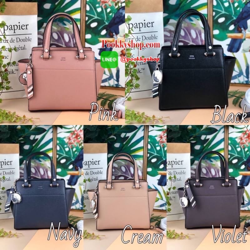 Lyn Handbag กระเป๋าถือ/สะพายวางอยู่ทรง ด้านหน้ามีปั๊มโลโก้แบรนด์ มาพร้อมพวงกุญแจหนังเข้าสีกระเป๋า มีหมุดรองฐานทั้ง 4 มุม หูหิ้วสามารถพับลงได้ เปิดปิดแบบซิป ด้านในมีช่องซิปเล็ก 1 ช่อง สามารถใส่ iPhone plus กระเป๋าเงินใบกลางได้สบายๆค่ะ มีสายสะพายยาวหนังปรับ