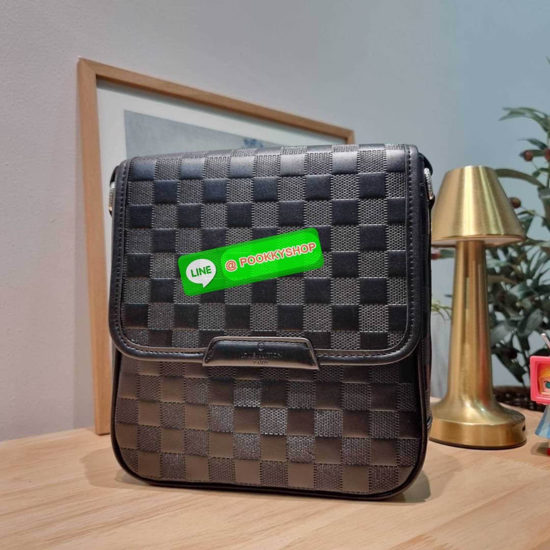 LV bass macassar monogram bag ของใหม่จัดให้หนุ่มๆ จากเคาน์เตอร์ dutyfree กับกระเป๋าสะพายทรงแมสเซ็นเจอร์ ไซส์กำลังดี เหมาะกับหนุ่มๆที่รักความคล่องตัว วัสดุหนังแท้ปั๊มลายเต็มใบ ดีไซน์คลาสสิค เปิด-ปิดด้วยกระดุมแม่เหล็ก ภายในโล่ง ใส่โทรศัพท์ได้ทุกรุ่น ใส่กระเ