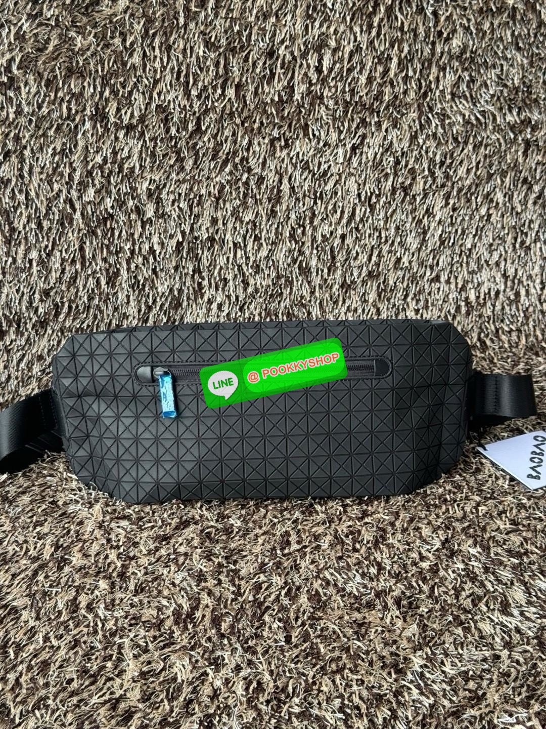 💕Baobao Issey Miyake Matte Baton Crossbody Bag เป็นกระเป๋าคาดอกที่มีดีไซน์เรียบง่ายและใช้งานได้อเนกประสงค์ มีน้ำหนักเบาแต่มีความทนทานสูงและสามารถกันน้ำได้ สายสะพายมีความแข็งแรงและปรับได้หลายระดับ จึงสามารถประยุกต์ใช้งานได้ทั้งคาดอก คาดเอวหรือสะพาย