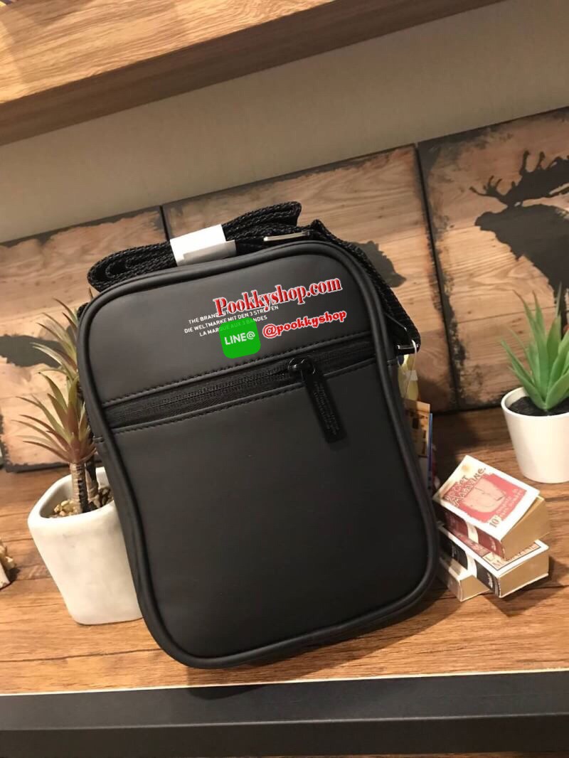 Adidas 3d airliner crossbody bag กระเป๋าสะพายในแนวตั้งเพิ่มลุคช์ให้คุณดูดี เปิดปิดด้วยซิปปั้มโลโก้แบรนด์ ภายในช่องใหญ่มีช่องซิป1ช่องแยกเป็นสัดส่วน สามารถสะพายเป็นสายคู่หรือสายเดี่ยวได้ ด้านหน้าและด้านหลังเพิ่ม1ช่องใส่ของจุกจิก สายซิปrubber กันน้ำซึมผ่านได