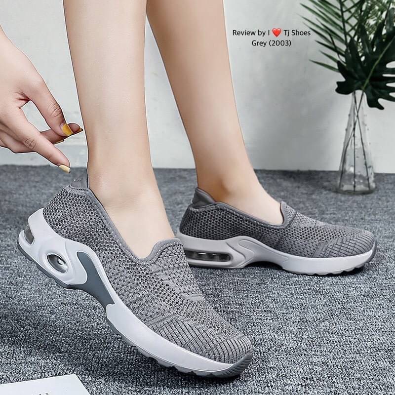 พร้อมส่ง เกร๋ขนาดนี้อดใจไหวหรา !!! รองเท้าผ้าใบเพื่อสุขภาพ ที่สวยเกร๋สุดๆ รุ่นนี้น้ำหนักเบ๊าเบาใส่นิ้มนิ่ม ระบายอากาศได้ดี ใส่แล้วเท้าไม่อับชื้น พื้นยางอย่างดีบิดงอได้ Support เท้าได้ดีมาก ทำให้เดินนุ่มสบายเท้า ใครที่กำลังรองเท้าดีๆ รุ่นนี้เหมาะมาก ของจริ