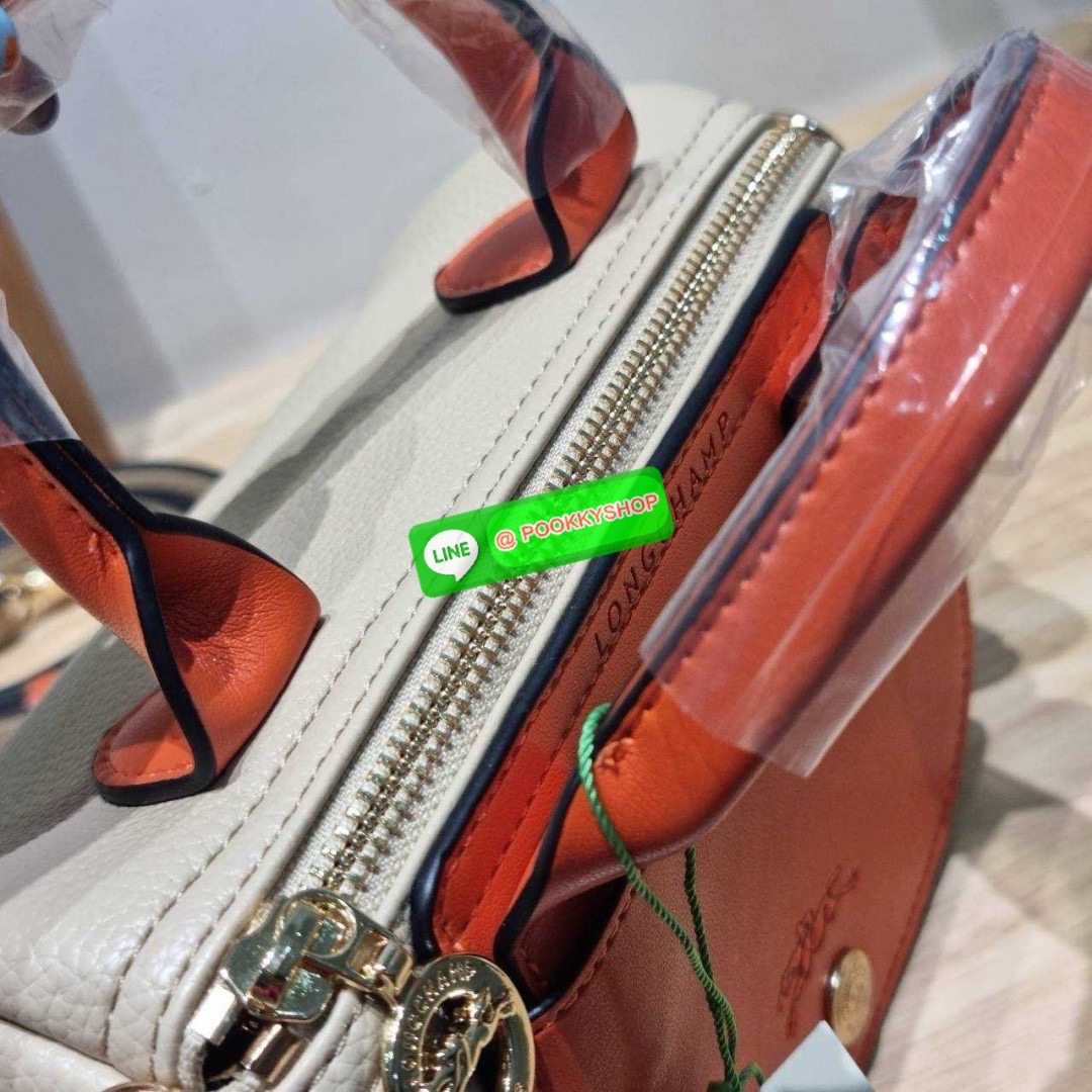 Longchamp le pliage xtra XS leather crossbody bag 🔆 Details มาใหม่! กับกระเป๋าถือ/สะพายรุ่นยอดฮิต ที่มาในดีไซน์ทูโทน โดดเด่นมีกิมมิค น่ารักน่าใช้สุดๆ รูปทรง cylinder ใช้งานง่าย ฝากระเป๋ามีช่องเล็กๆให้ได้ใส่บัตร ใส่ธนบัตรแบบหยิบจับง่ายๆ ช่องหลักเป็