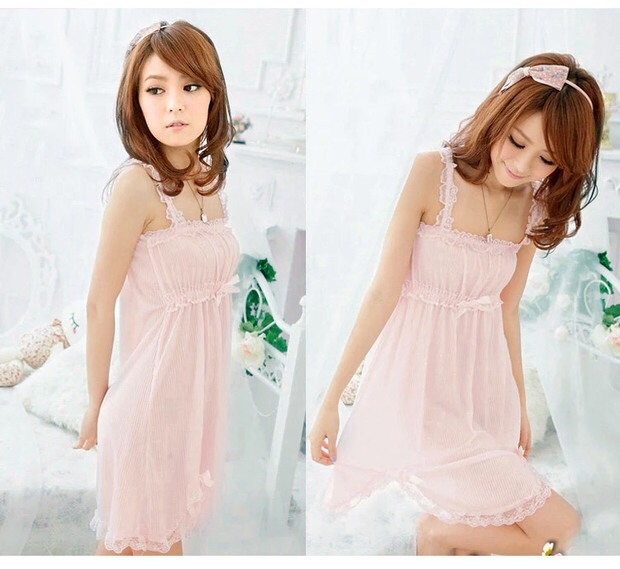 ชุดนอน คุณหนู ชุดนอนกระโปรง ชุดนอนสายเดี่ยวแฟชั่น สีชมพูอ่อน เนื้อผ้ายืด Cotton ผสมสเปนเด็กซ์ (Spandex) อย่างดี แบบชุดน่ารัก ใสๆหวานๆ แต่งเว้าชายพร้อมติดขอบระบาย ลูกไม้ แบบคุณหนูสุดๆเลยคะ .. หวานได้ใจ มากมาย