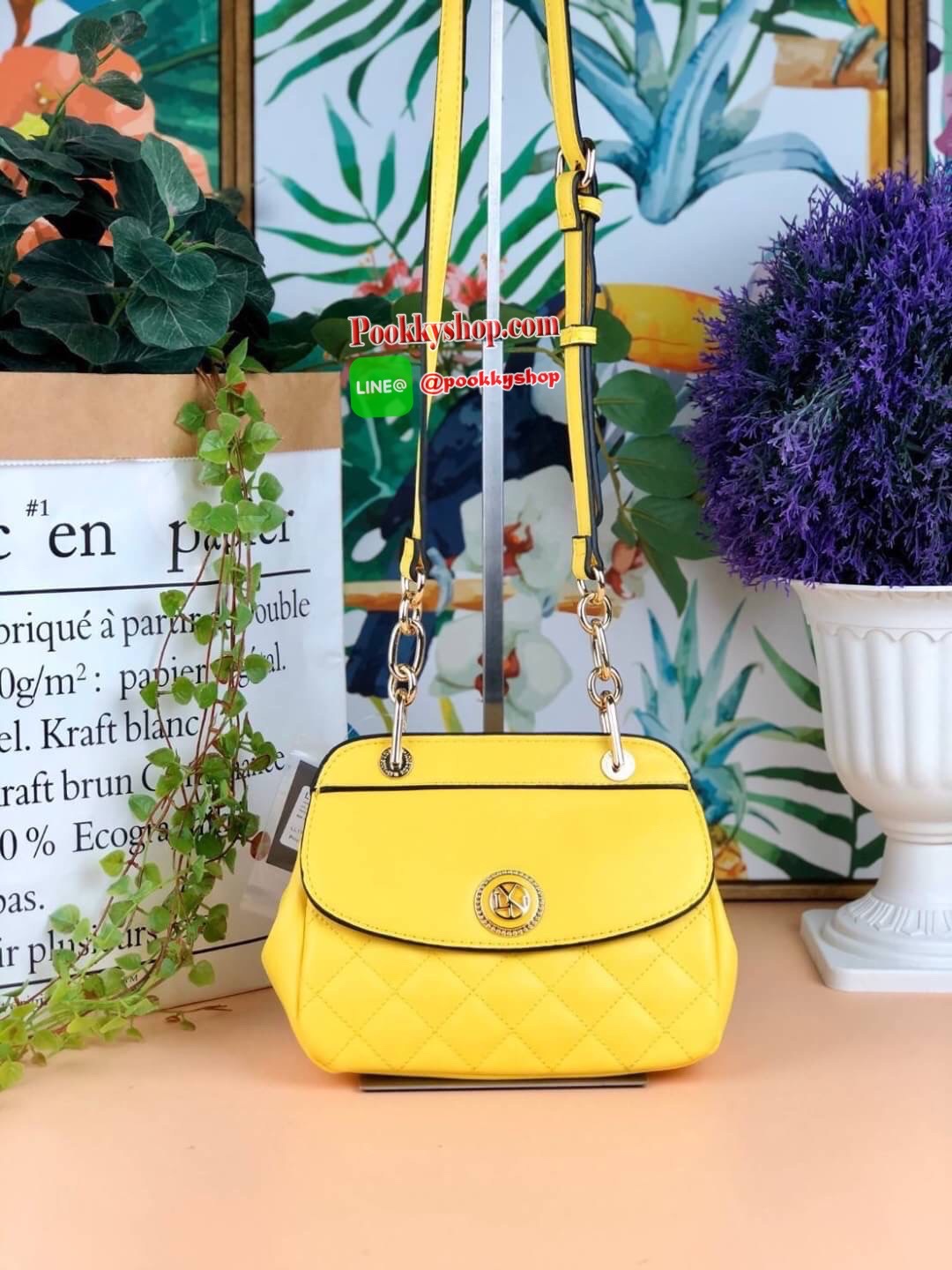 Lyn Crossbody Bag กระเป๋าสะพายครอสบอดี้วัสดุหนังเรียบ แต่งเดินด้ายลายตาราง ด้านหน้ามีโลโก้แบรนด์สวยเด่น ด้านหลังมีช่องเล็กใส่พวกเหรียญ/บัตรได้ เปิดปิดแบบกระดุมแม่เหล็ก ด้านใสบถผ้าแบ่งเป็น 2 ช่องใหญ่ มีช่องซิปเล็ก 1 ช่อง รุ่นนี้ใส่ iPhone plus /กระเป๋าเงิน