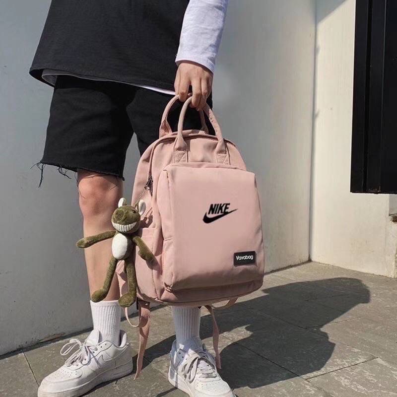 กระเป๋าสะพายหลัง Nike รุ่นนี้ขอบอกว่าชนช๊อปใช้ได้ทั้งผู้ชาย ผู้หญิง เด็ก ผู้ใหญ่ ใส่ได้จ้ะ จุของได้เยอะ น่าใช้มากๆแม่ กระเป๋ามีหลายช่อง จะถือก็ได้สะพายก็เท่ห์ มีมาให้เลือกช๊อปถึง 3 สี