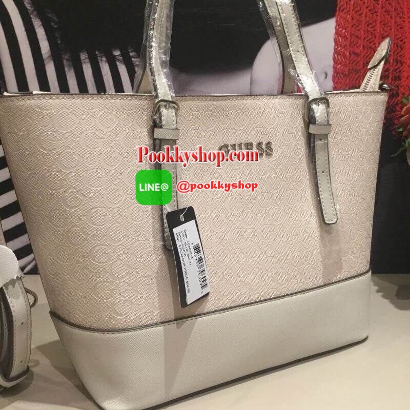 GUESS DELANEY TOTE BAG กระเป๋าทรง shopping วัสดุหนังแก้วเงาสวย น้ำหนักเบา ด้านหน้าประดับด้วยโลโก้แบรนด์สุดหรู เปิดปิดกระเป๋าด้วยซิปสะดวกใช้ ด้านในโล่งกว้าง มีช่องซิปและช่องเล็กสำหรับใส่ของ ซับในลายแบรนด์ รุ่นนี้มาพร้อมสายสะพายยาวปรับได้ ถอดได้ จะใช้แบบสะพ