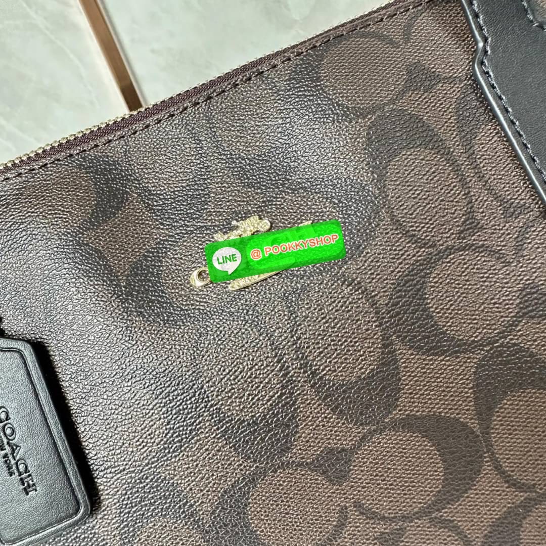 Coach 4455 ZIP TOP TOTE IN SIGNATURE CANVAS กระเป๋าสะพายไหล่ทรง Tote เปิด-ปิดกระเป๋าด้วยซิป ป้องกันของตกหล่น ภายในกว้างใส่สัมภาระได้เยอะ มีช่องเล็กใส่ของจุกจิก วัสดุแคนวาส หูจับหนังแท้ ถือไปเที่ยว ไปทำงาน สะดวกเลยค้า