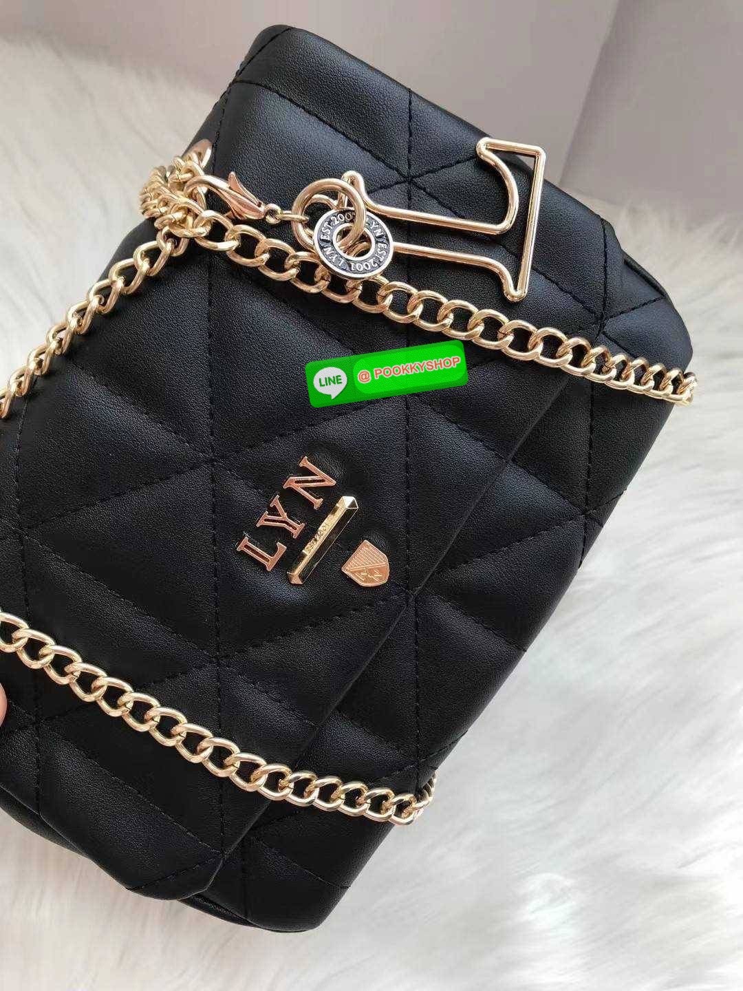 Lyn ลายตารางสุดฮิต หนังนิ่ม ตั้งอยู่ทรง ประดับพวงกุญแจรูปตัว L เปิดปิดด้วยกระดุมแม่เหล็ก สะดวกใช้