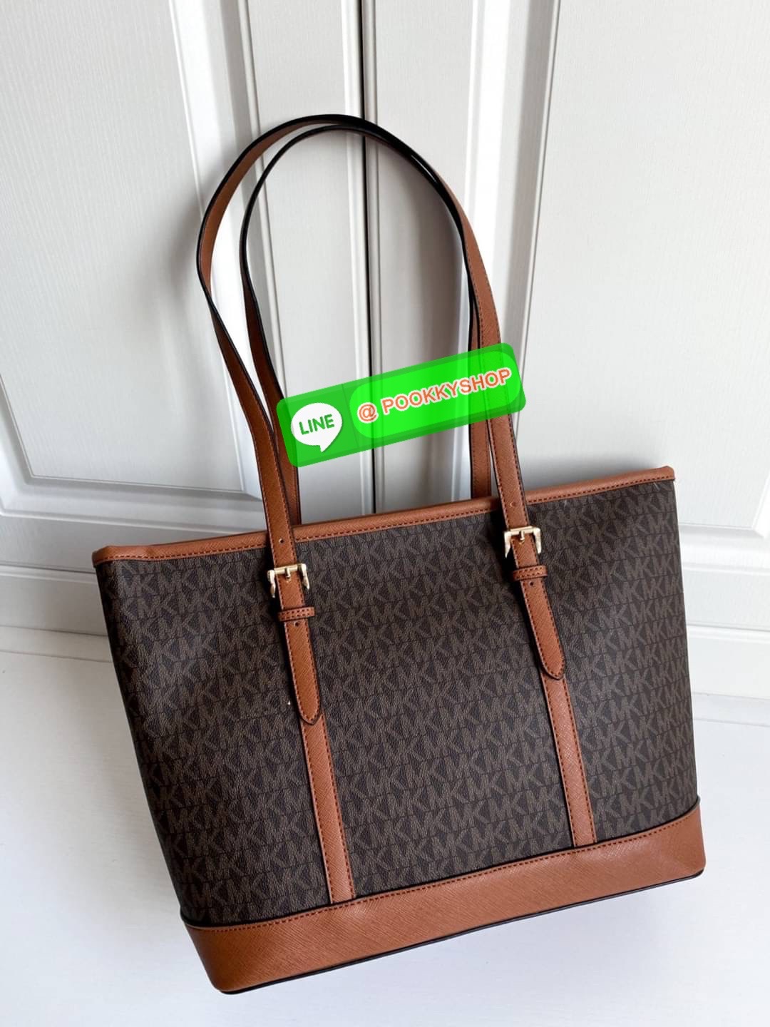 NEW ARRIVALS !! MICHEAL KORS TOTE BAG ของแท้ กระเป๋าสะพายทรง SHOPPING BAG หนัง PVC สวยหรูอยู่ทรง ด้านหน้าประดับโลโก้สีทองสวยหรูพร้อมห้อยพวงกุญแจ MK ภายในปิดเปิดด้วยซิปยาว มีช่องซิปและช่องเล็ก ซับในอย่างดีสกรีน กว้างและจุของได้เยอะมากค่ะ ใส่ ipad กระเป๋าสต