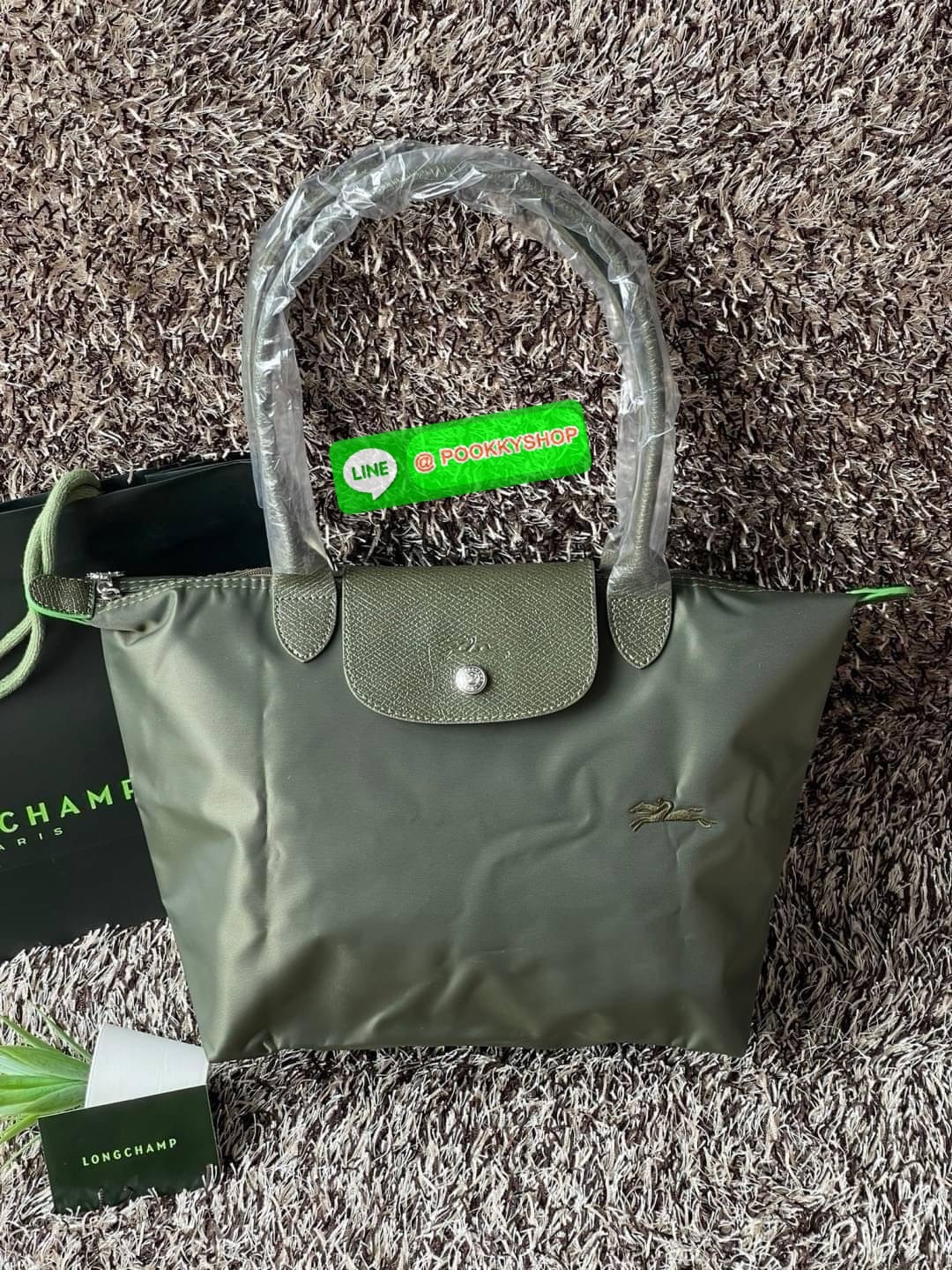 LONGCHAMP LE PLIAGE GREEN Shoulder bag S กระเป๋าใบนี้ดึงดูดใจคุณด้วยรูปทรงมินิมอลและกะทัดรัด หูกระเป๋าที่ยาวช่วยให้คุณสะพายไหล่ได้อย่างสบาย การปิดด้วยซิปช่วยให้มั่นใจได้ว่าสิ่งของทั้งหมดของคุณปลอดภัย Longchamp ดึงแรงบันดาลใจจาก origami สร้าง LE Pliage Gre