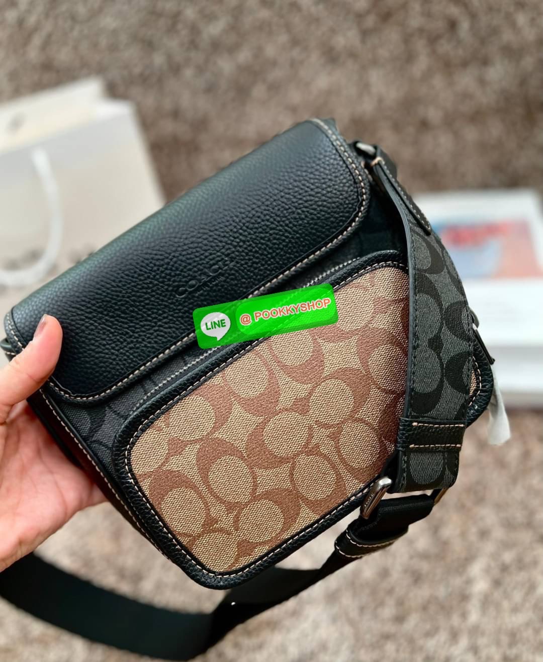 NEW IN! COACH SULLIVAN FLAP CROSSBODY IN BLOCKED SIGNATURE ((CC032)) พร้อมส่ง! รุ่นที่หนุ่มๆถามถึงกันเข้ามา กับกระเป๋าสะพายแบบครอสบอดี้ร์ หนังแท้อย่างดี สวยมากๆ สามารถพกพาไปได้กับทุกๆวัน 🌟รุ่นนี้ห้อยพวงแบรนด์ด้านข้างมาให้2พวงค่ะ ด้านหน้ามีข่องซิปห