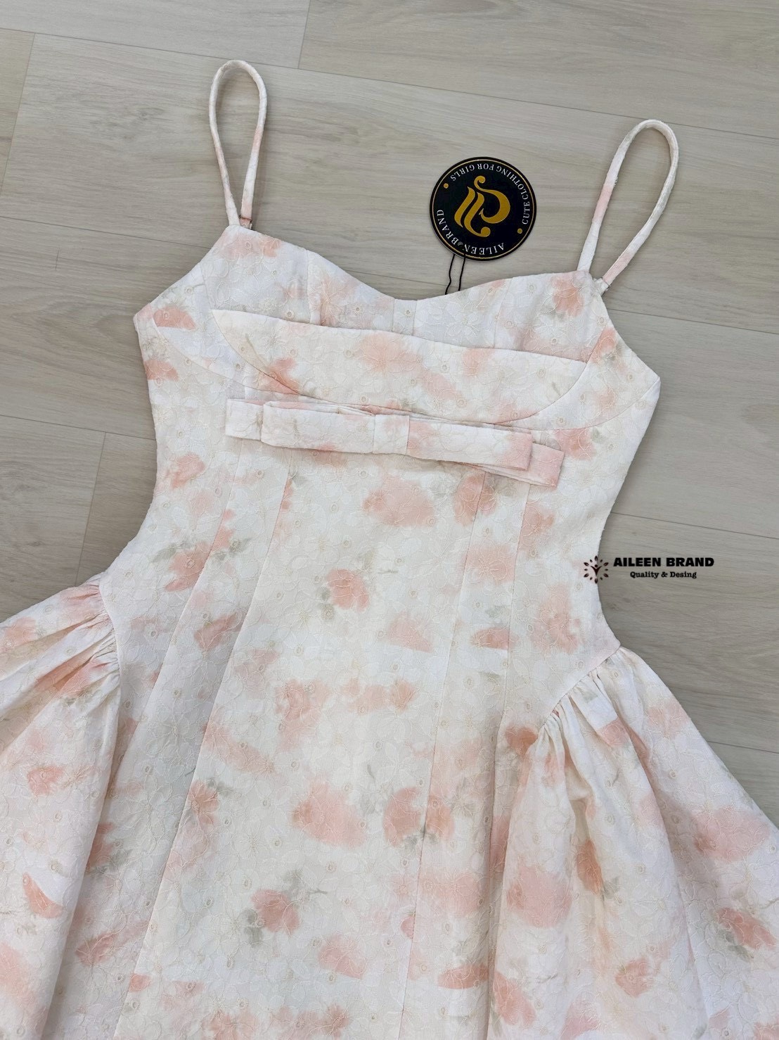 เดรสแฟชั่น มินิเดรสสายเดี่ยวสีขาวครีม ลายดอกไม้เล็กๆ