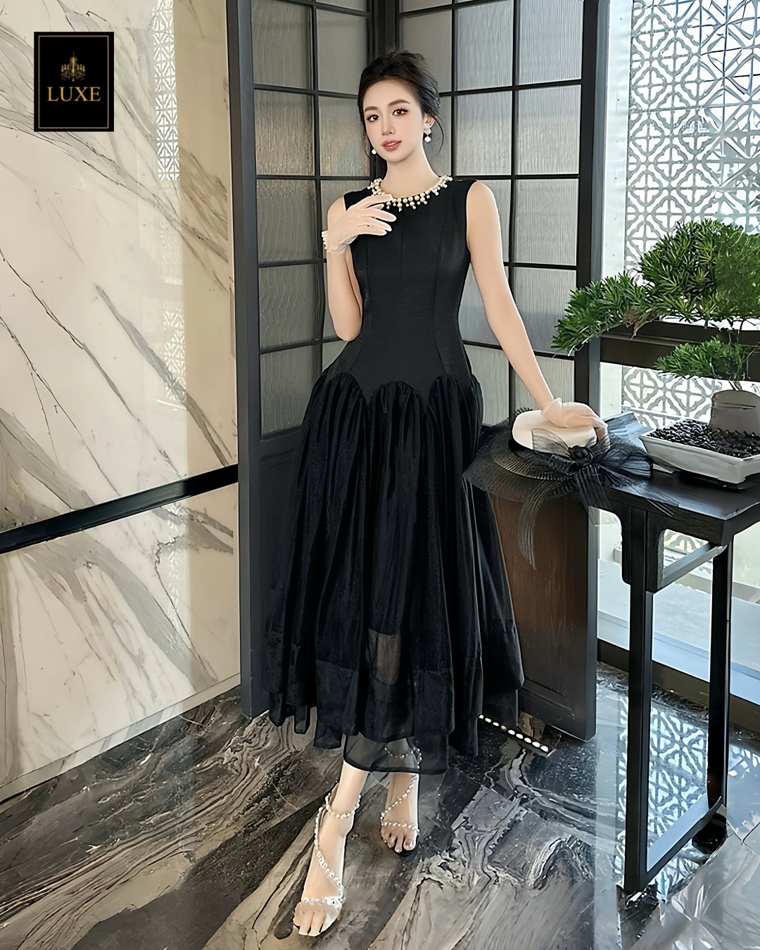 เดรสแฟชั่น เดรสเสื้อคอกลมแขนกุด กระโปรงบาน แต่งลูกปัดมุกรอบคอเสื้อ