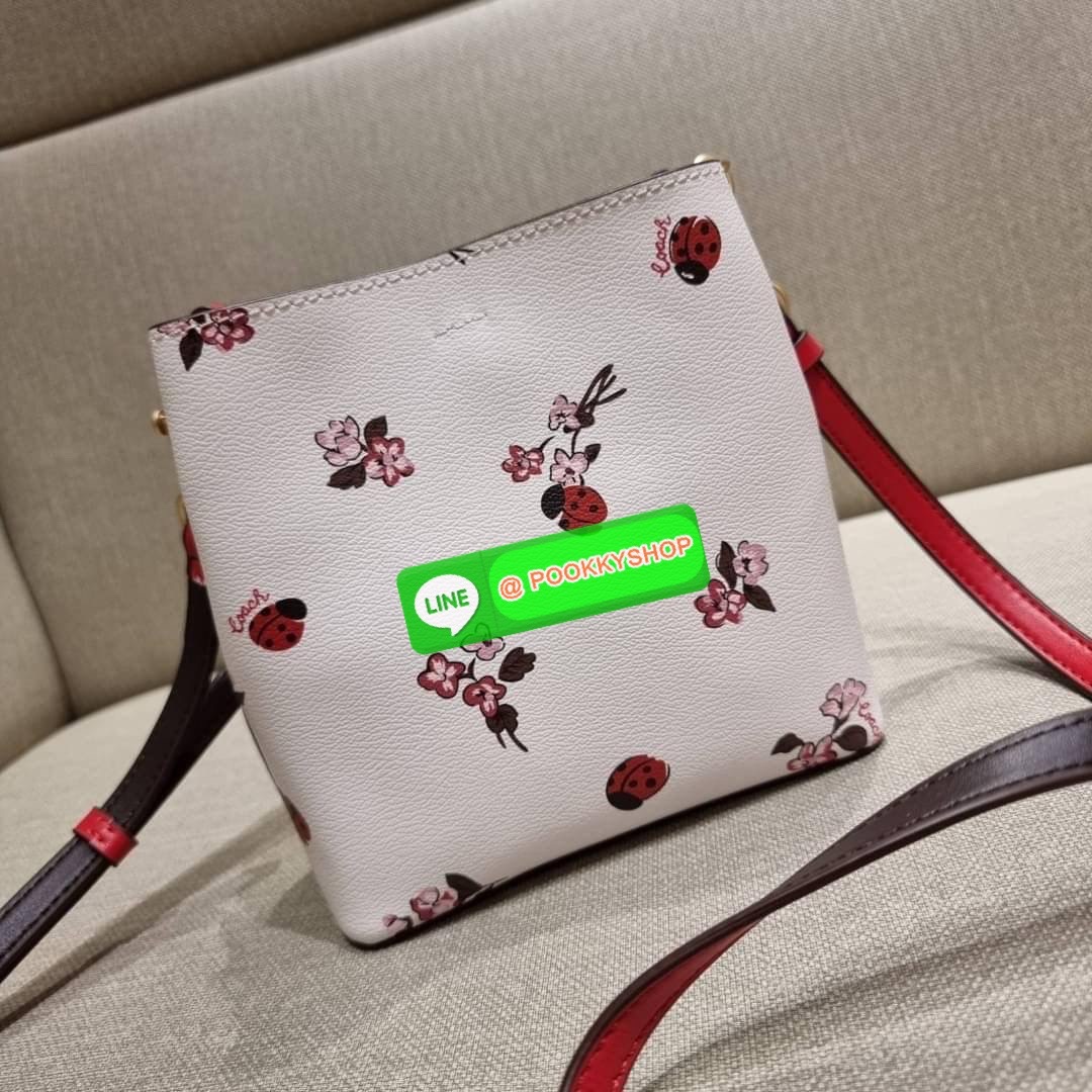 COACH 7267 MINI TOWN BUCKET BAG WITH BUFFALO PLAID PRINT คอลเลคชั่นใหม่ล่าสุด!! น้องสาวคนสวยมาแล้วจ้า สีแดงโดดเด่นต้อนรับเทศกาลคริสต์มาส 🎅🎄 กระเป๋าบัคเก็ต ไซส์มินิ ใบจริงน่ารักม้าก!! น่าใช้แบบที่สุด วัสดุหนังแคนวาสเคลือบลาย สวยคม เปิด-ปิดด