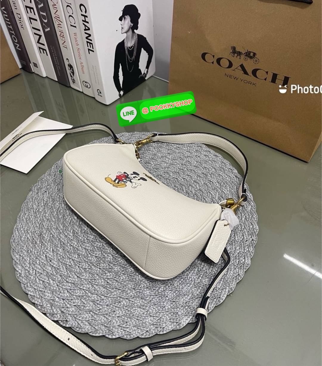 COACH CM859 Disney X Coach Teri Shoulder Bag With Mickey Mouse (mouse)✨ Coach CM859-กระเป๋าขนาดที่น่ารักจนใจบาง 🌸✨ หนังเรียบ ชัด เพิ่มความหวานแบบมีพลัง ใช้งานง่าย หิ้วก็ได้ สะพายก็สวย สลับสายได้ 2 แบบในใบเดียว น้ำหนักเบา ฟังก์ชันครบ