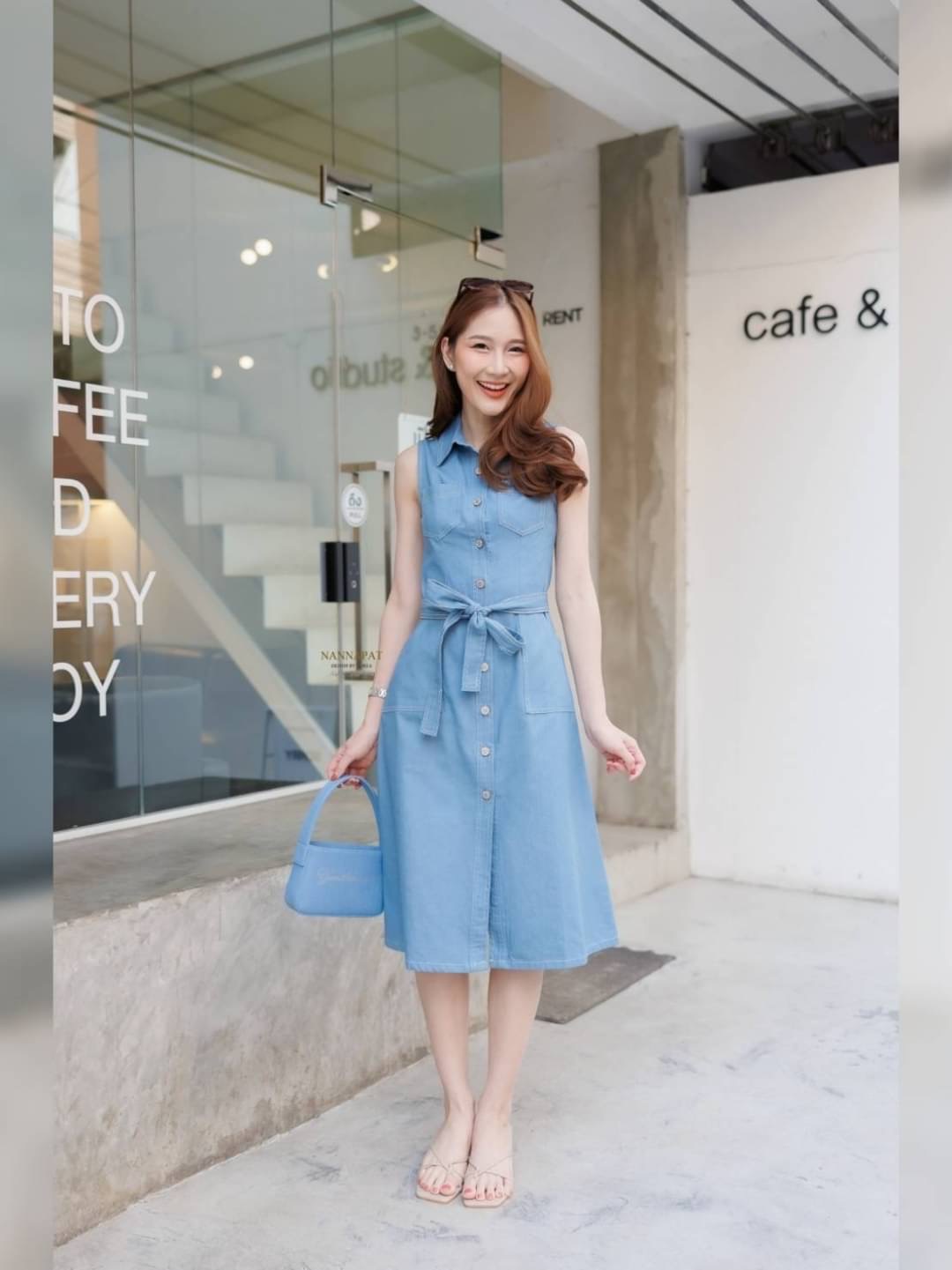 Dress ยีนส์ เรียบหรู ดูดีมีสไตล์ ใส่ได้เรื่อยๆเลยนะคะ ผ้าหนานุ่มใส่สบาย งานกระดุมหน้ายาว แต่งกระเป๋าเก๋ไก๋ ทรงสวย มาพร้อมสายรัดเอวที่ทำให้ชุดดูลงตัว ห้ามพลาด❗ ราคานี้คุ้มมากนะคะ มีติดตู้ใว้ได้หยิบมาใส่บ่อยแน่นอนคะ