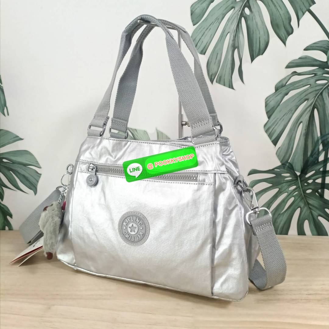 KIPLING ELISE HANDBAG กระเป๋าถือและสะพายไหล่ ขนาดกำลังพอดี จุของได้มาก มีหูจับสองสาย ถือสะดวก น้ำหนักเบา มีช่องซิป ด้านหน้า ช่อง กระเป๋าหลักเปิด-ปิดด้วยซิป มี3 ช่องว่างใส่ของได้จุมากๆ ใส่มือถือได้ กระเป๋าสตางค์ใบยาว และ เครื่องสำอางค์ได้หลายชิ้นเลยค่ะ เก็