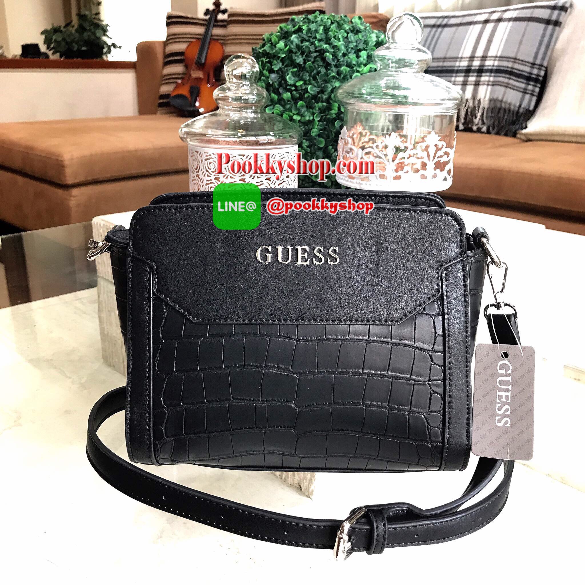 Don't Miss! GUESS CROC SHOULDER BAG 2017 กระเป๋าสะพายรุ่นใหม่ล่าสุดจาก GUESS มาในทรงสุดฮิตขนาดกำลังดีหนังลาย Croc สวยหรูอยู่ทรงแข็ง ด้านหน้าประดับโลโก้แบรนด์โดดเด่น เปิดปิดด้วยซิปสะดวกใช้ ภายในมีโลโก้และช่องใส่มือถือ ซับในพิมพ์โลโก้แบร์นสวยดูดี มาพร้