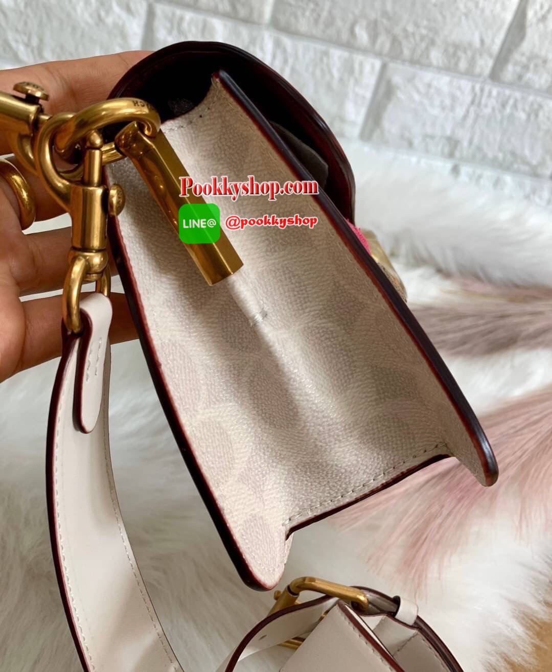 COACH TABBY FLORAL-EMBROIDERED SIGNATURE LEATHER SHOULDER BAG กระเป๋าคล้องไหล่ได้//สะพายข้างได้ หนังแท้นุ่มมากค่ะ จุดเด่นด้านหน้าเป็นรูปดอกไม้งานปักสวยงามมากๆค่ะ เปิดปิดกระเป๋าแบบแม่เหล็ก ภายในมี2ช่องใหญ่ ใส่กระเป๋าเงินใบยาวขนาดปกได้;ของจำเป็นสาวๆได้ครบเล