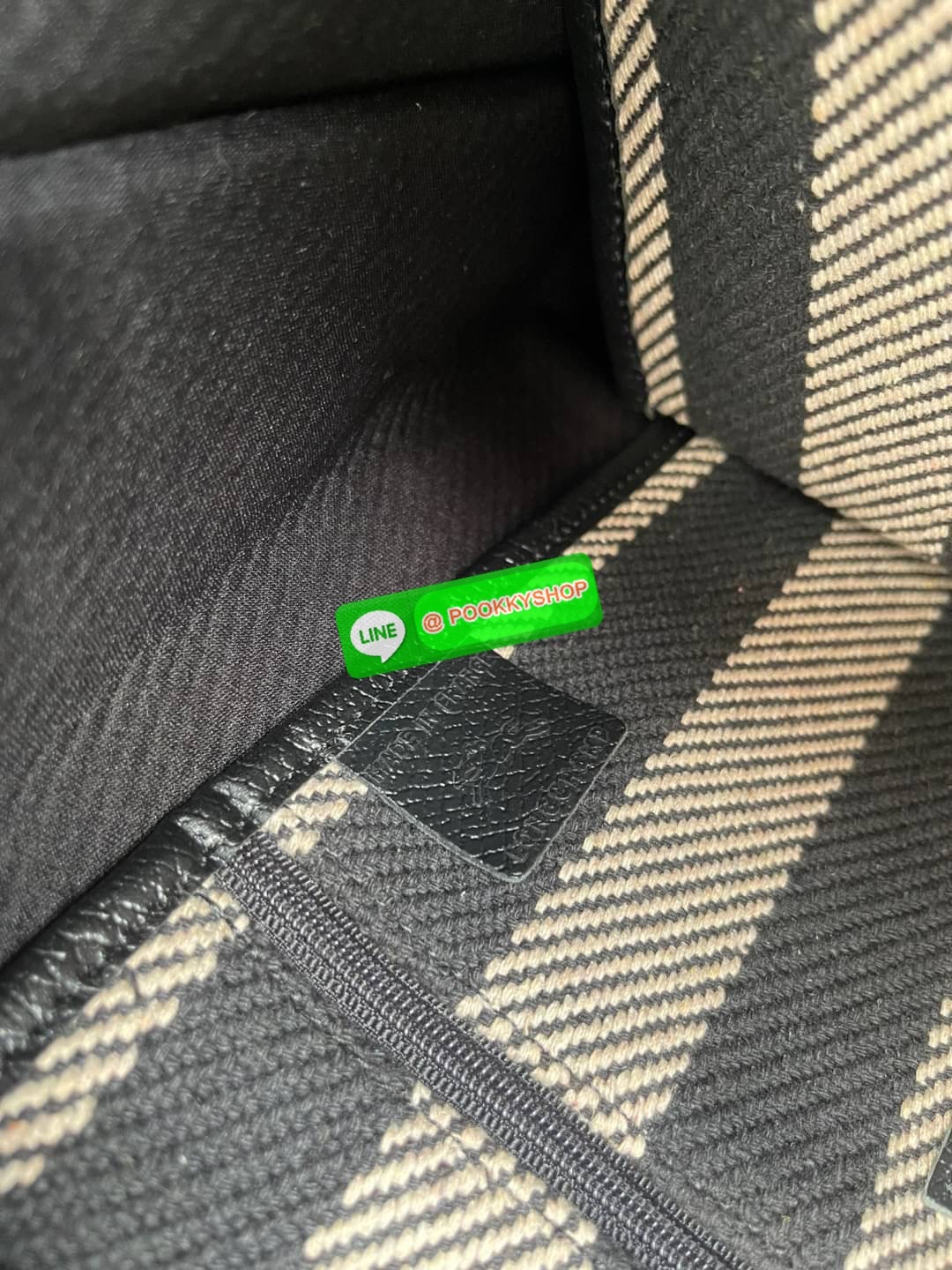 💕 Longchamp Essential Stripes shoulder bag อีกหนึ่งคอลเลคชั่นสำหรับใครที่ต้องการกระเป๋าแบบใช้งานได้ในหลาย ๆ โอกาส การเลือกกระเป๋าขนาดเล็กย่อมไม่สะดวกและไม่ครอบคลุมต่อการใช้สอยอย่างแน่นอน Longchamp รุ่นนี้สามารถตอบโจทย์ ในการใช้งานที่หลากหลายขึ้น เ