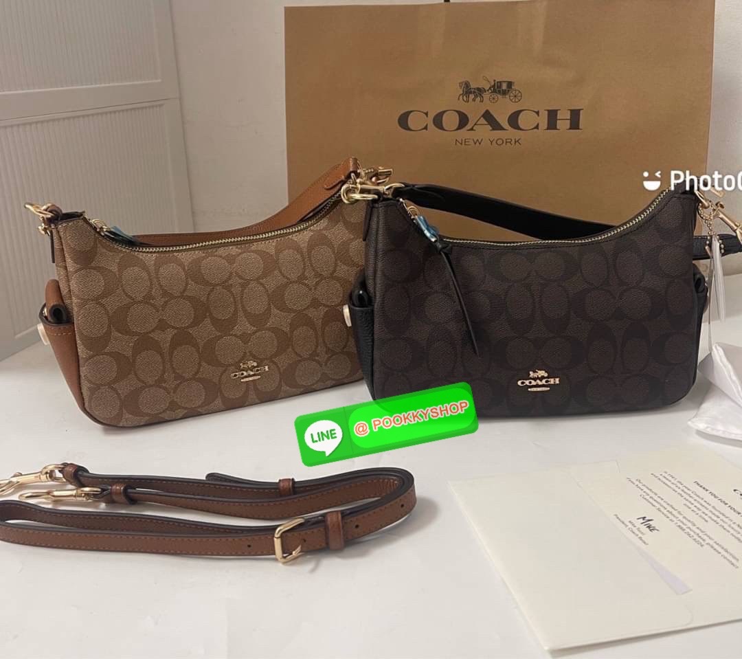 สะพายแล้วไม่ต้องพูดอะไร… คนก็รู้ว่าเรามีรสนิยม Coach C7223 – Swinger 20 รุ่นฮิต ลาย C คลาสสิก แต่งขอบหนังแท้ขาว ใบเล็กพกง่าย แต่ทรงสวยเก๋ ถือก็ได้ สะพายก็เป๊ะ ใช้ได้ทุกวันไม่มีเบื่อ แมตช์กับลุคไหนก็เข้า… เพราะความเรียบมีพลังในตัวเองค่ะ