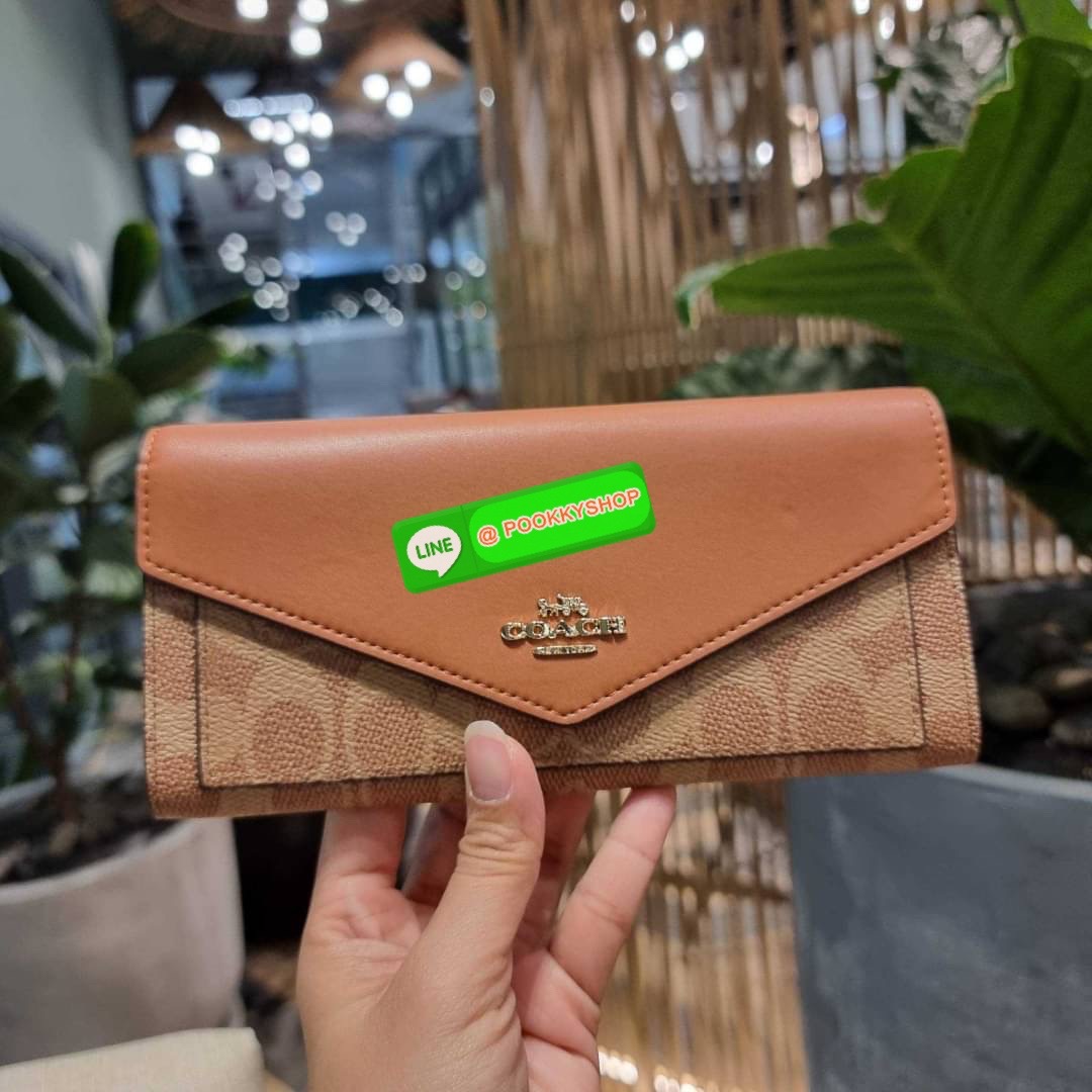 COACH 31547 SOFT WALLET IN COLORBLOCK SIGNATURE CANVAS คัมแบคแล้วน้า กับไอเท็มหายาก กระเป๋าสตางค์ใบยาวแบบพับ ขนาดกำลังสวย ดีไซน์คลาสสิคเอกลักษณ์ วัสดุหนังแคนวาสเคลือบลาย เปิด-ปิดด้วยกระดุม ภายในใส่บัตรได้เยอะ ใส่ธนบัตรได้สบายๆ ใบจริงสวยปังทุกสี ใครมองหากร