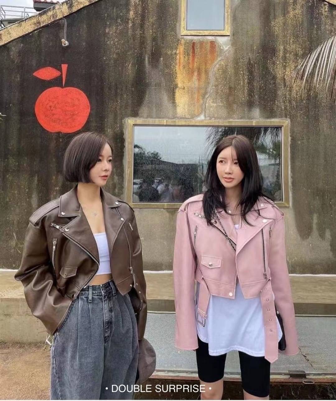 NEW ARRIVALS เสื้อJACKETหนัง คอปกทรงสวยเลยค่ะ งานติดซิปด้านหน้าและปลายแขน เจาะกระเป๋ารูดซิปได้ ชายเสื้อมีเข็มขัด งานมีซับในอย่างดี ใส่สวยทั้ง2สี น่ารักมากๆค่ะ (DOUBLE SURPRISE bydressmepls.)