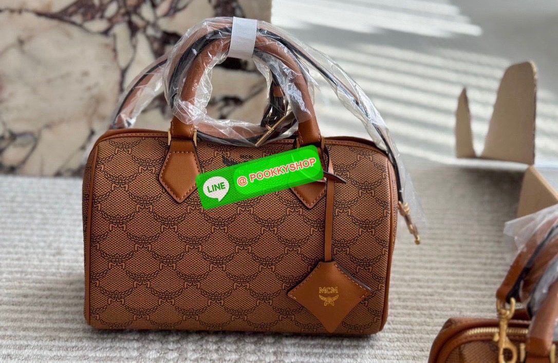 ð MCM Aren Boston Bag in Visetos Canvas ð âĒ āļāļĢāļ°āđāļāđāļēāļāļĢāļāļŦāļĄāļāļāļŠāļļāļāļāļĨāļēāļŠāļŠāļīāļ āļĢāļļāđāļ Aren Boston Bag âĒ āļ§āļąāļŠāļāļļ Lauretos / Visetos Coated Canvas āļĨāļēāļĒāđāļĄāđāļāđāļāļĢāļĄāđāļāļāļĨāļąāļāļĐāļāđāļāļāļ MCM âĒ āļāļĩāđāļāļāđāđāļāļĢāļāđāļāđāļāļāļĢāļ Boston āļŦāļđāļāļąāļāļŦāļāļąāļāđāļāđ āļāļąāļāļāļāļąāļāļĄāļ·āļ