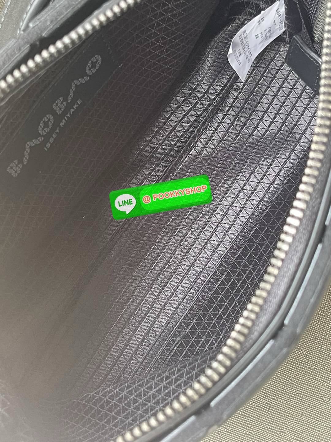 💕 BAO BAO ISSEY MIYAKE Crystal Shoulder Bag งานดีไซน์ที่ดูเรียบง่ายทั้งรูปแบบการใช้งาน มีช่องเปิดปิดแบบซิปเพื่อให้คุณพกพาของมีค่าได้อย่างสบายใจป้องกันสิ่งของตกหล่น ทั้งตัวเพลตสามเหลี่ยมและสายกระเป๋าหนัง สวยแบบคูลๆ ทั้งยังดูแลรักษาง่าย น้ำหนักเบา เ