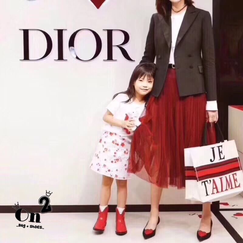 กระเป๋าชอปปิ้ง แบรนด์ CHRISTIAN DIOR ลายใหม่ล่าสุดค่าวัสดุตัวกระเป๋าทำจากผ้าแคนวาส ปั๊มทุกจุดตามภาพ อะหลั่ยสีทอง งานAAA งานด้านในซับผ้าลายdior มาพร้อมถุงผ้า dior