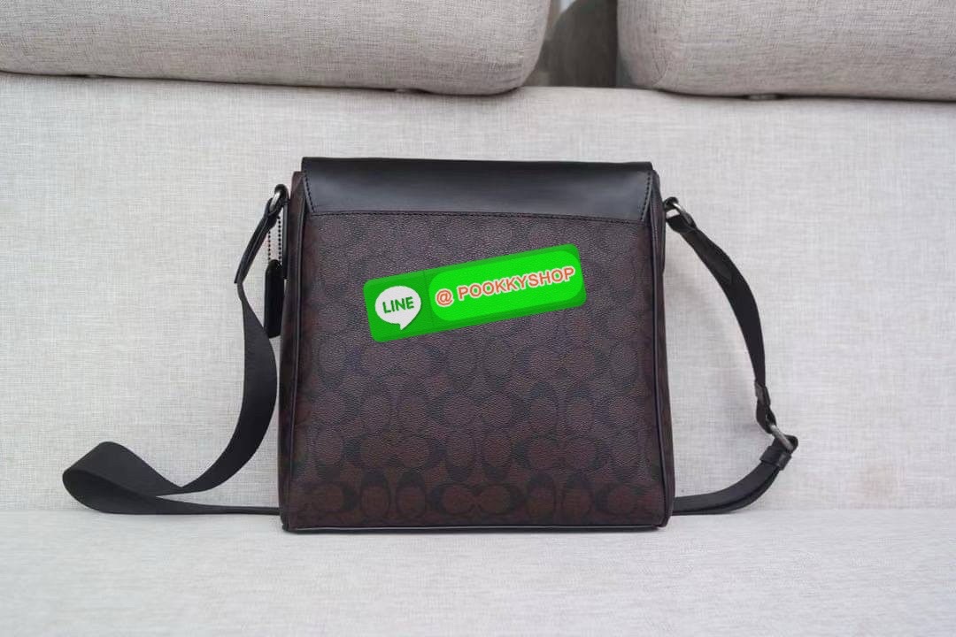 Coach F73339 F73340 – Hudson Crossbody Bag in Signature Embossed Leather “จะวันทำงานหรือวันสบาย ๆ แค่สะพายใบนี้…ก็เหมือนใส่ความเท่ติดตัวไว้แล้ว” Coach Hudson Crossbody F73340 กระเป๋าหนังแท้ลาย C ปั๊มลึก ทรงเหลี่ยมเรียบหรู โทนดำทั้งใบ เหมาะกับผู้ชายที่อยาก