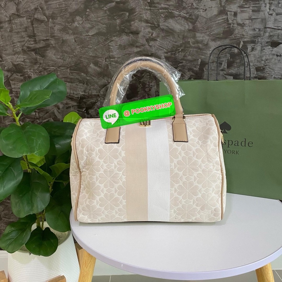 KATE SPADE NEW YORK SPADE FLOWER JACQUARD MANHATTAN DOCTORS BAG กระเป๋าถือหรือสะพายใบใหญ่ทรงหมอน โดดเด่นด้วยลวดลายเอกลักษณ์ทั้งใบ ด้านหน้าตกแต่งด้วยชื่อแบรนด์ เปิด-ปิดกระเป๋าด้วยซิปคู่ ด้านในโล่งกว้าง จุของได้เยอะมากค่ะ มีช่องซิปเล็กและช่องใส่ของจุกจิกค่ะ